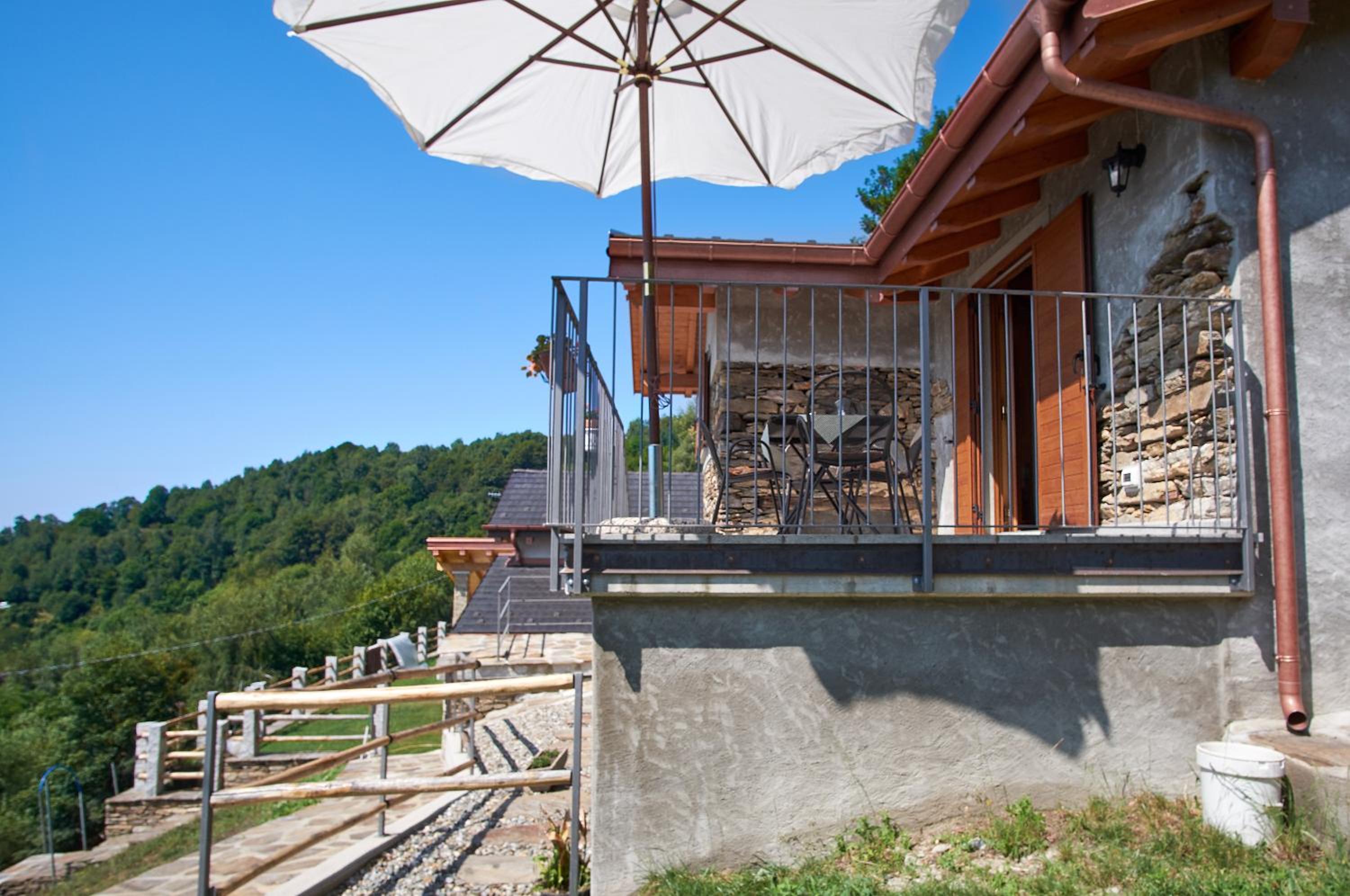 Baita Gabriele con Terrazzo e Vista Lago per 4 Persone view 5