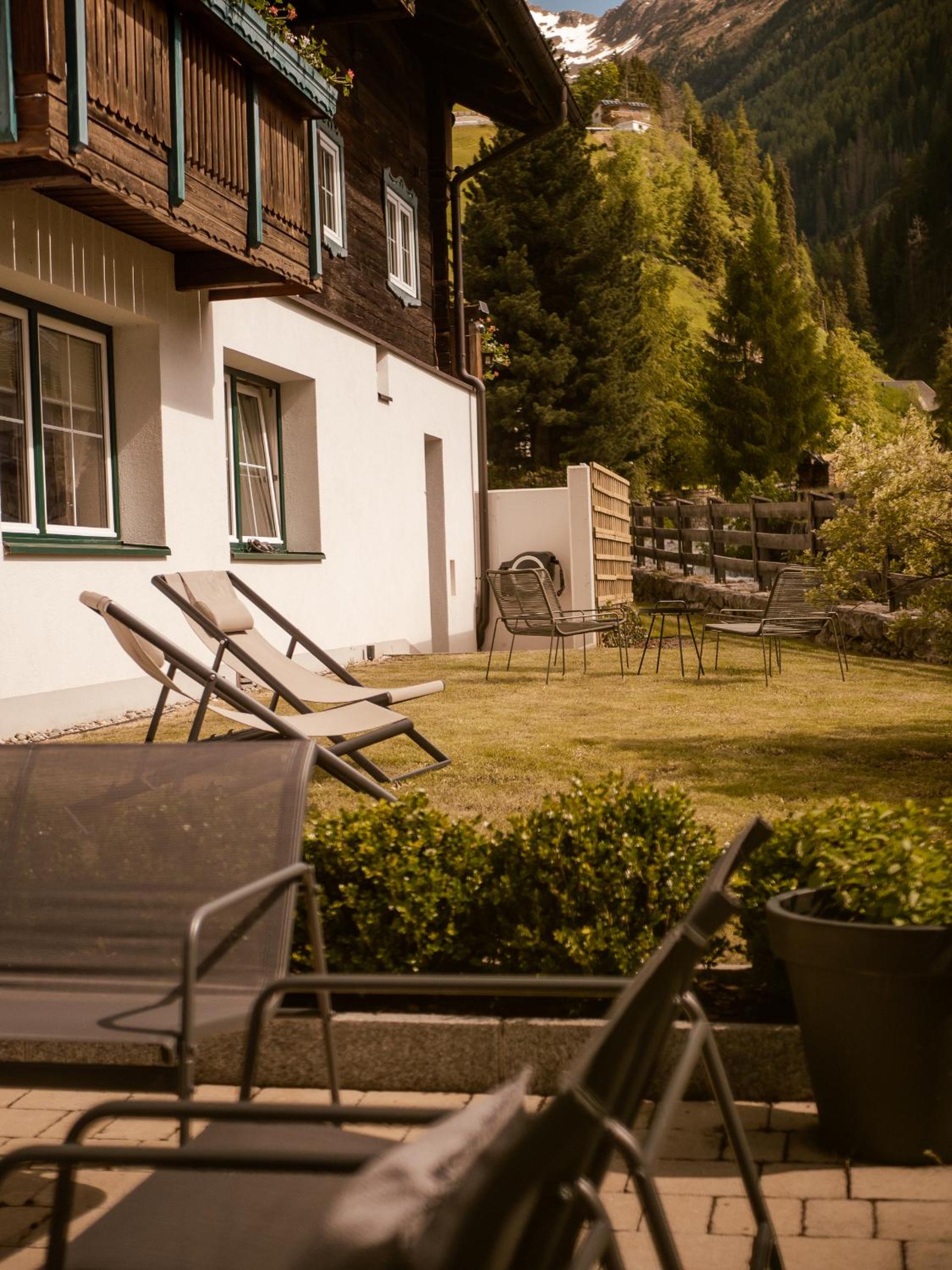 AURA Bed & Breakfast