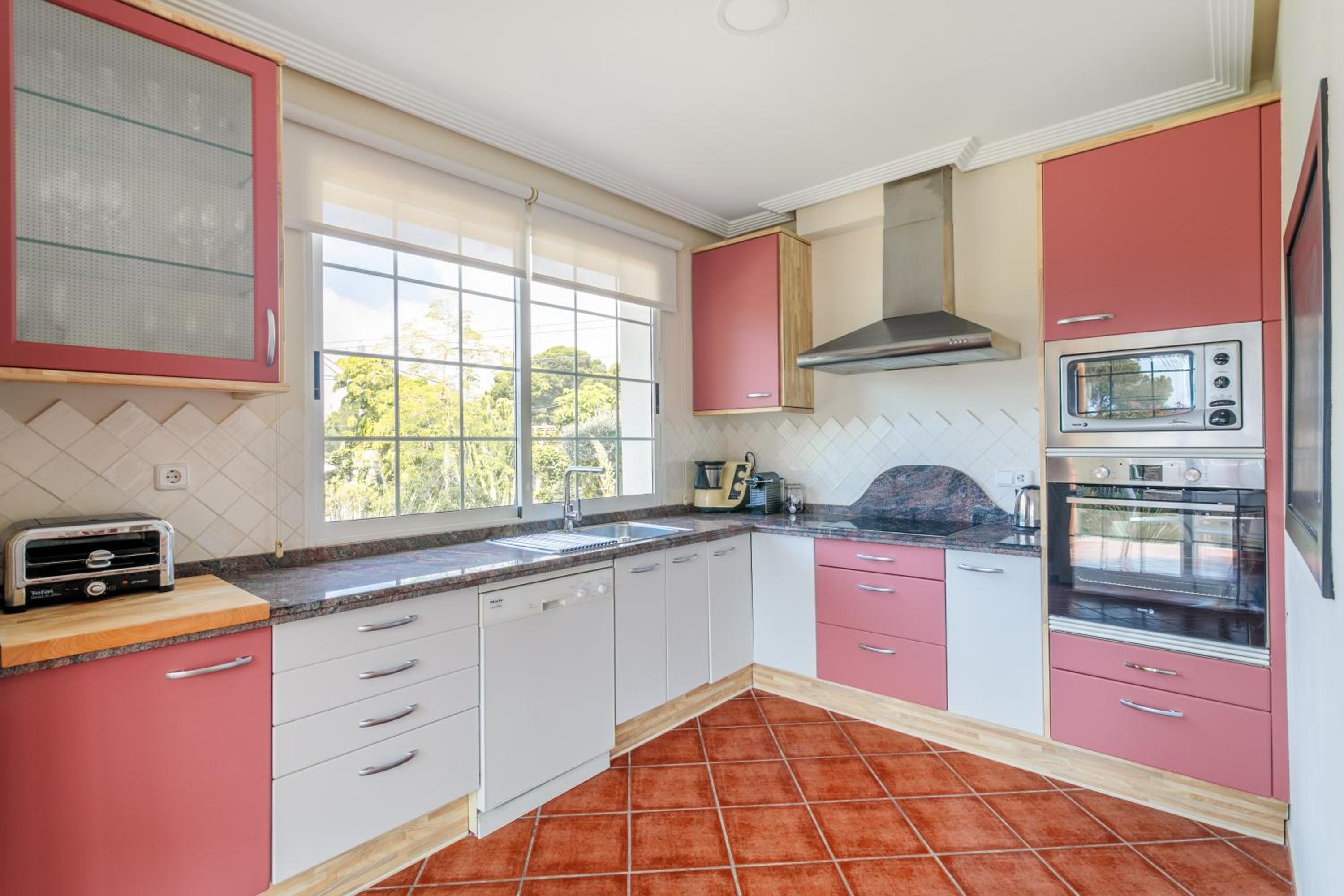 Villa Isa - Spacious Villa located in second sea line and in 5 min walking distance to the tram station! view 5