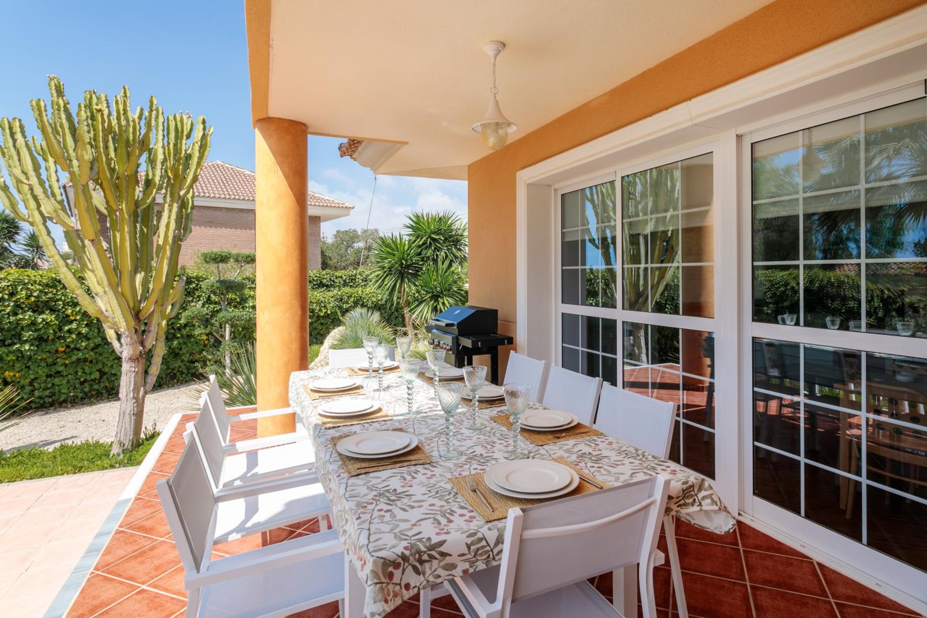 Villa Isa - Spacious Villa located in second sea line and in 5 min walking distance to the tram station! view 2