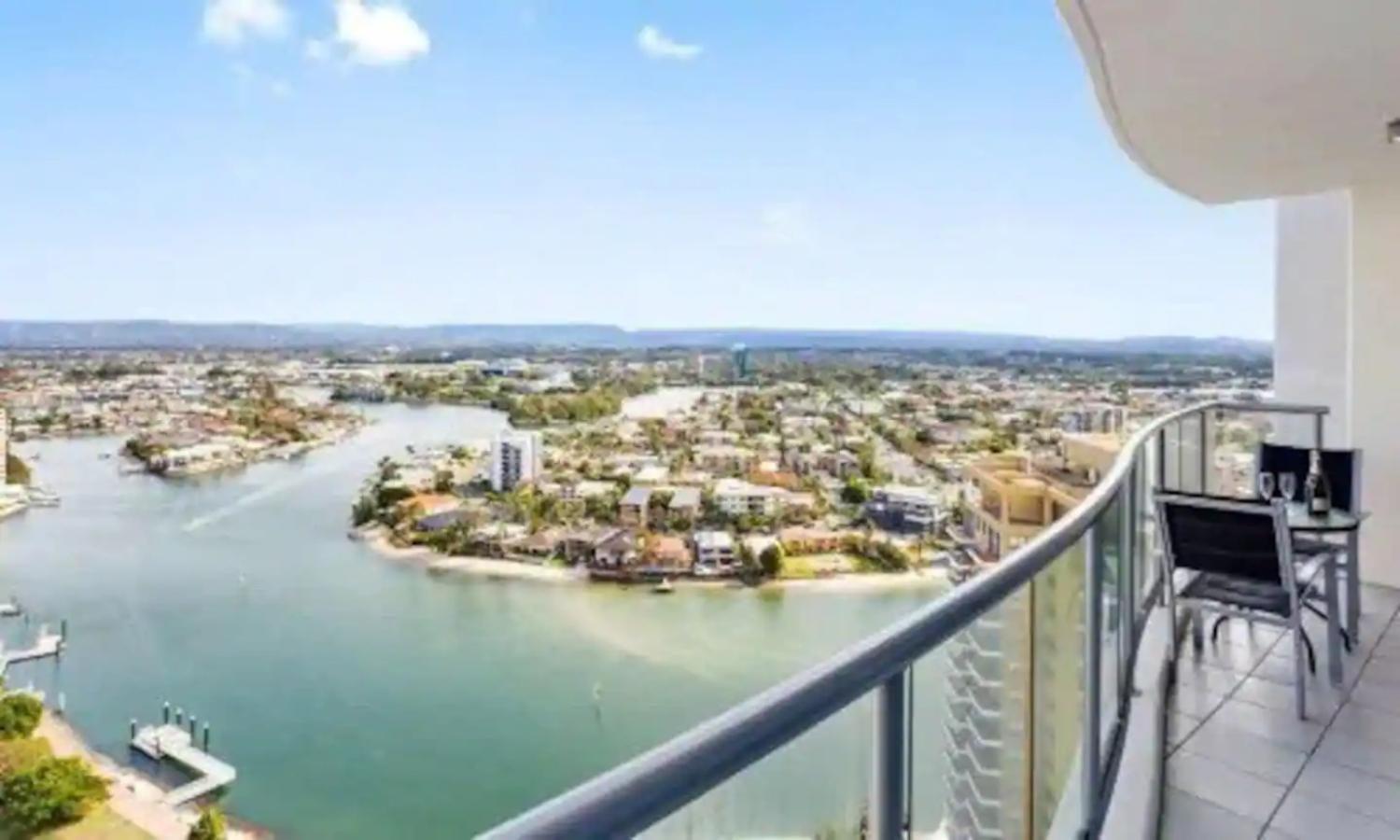 Panoramic views Surfers-Chevron.