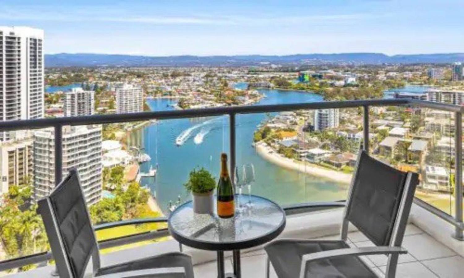 Panoramic views Surfers-Chevron.