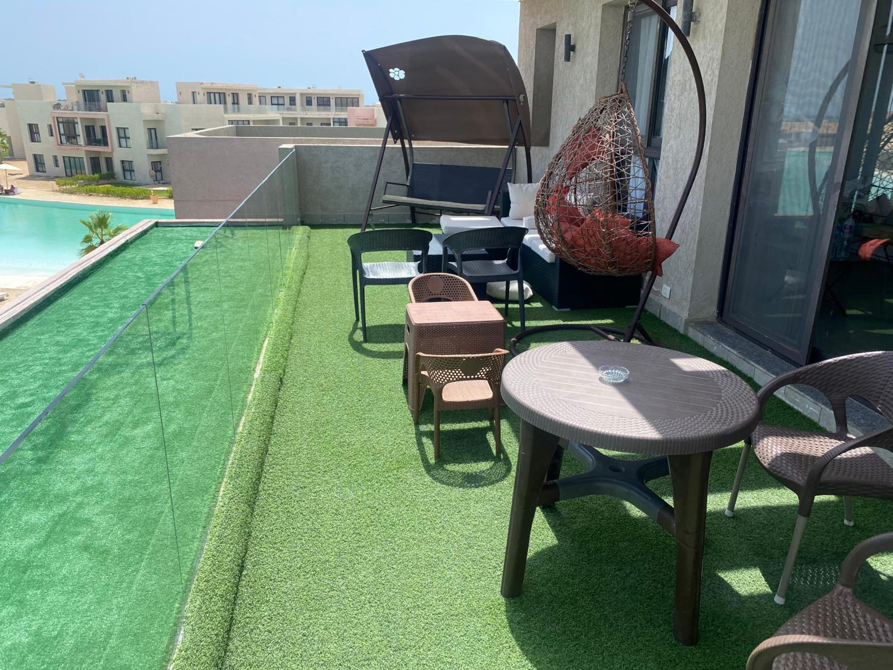 Lovely penthouse 4- bedroom directly on the lagoon