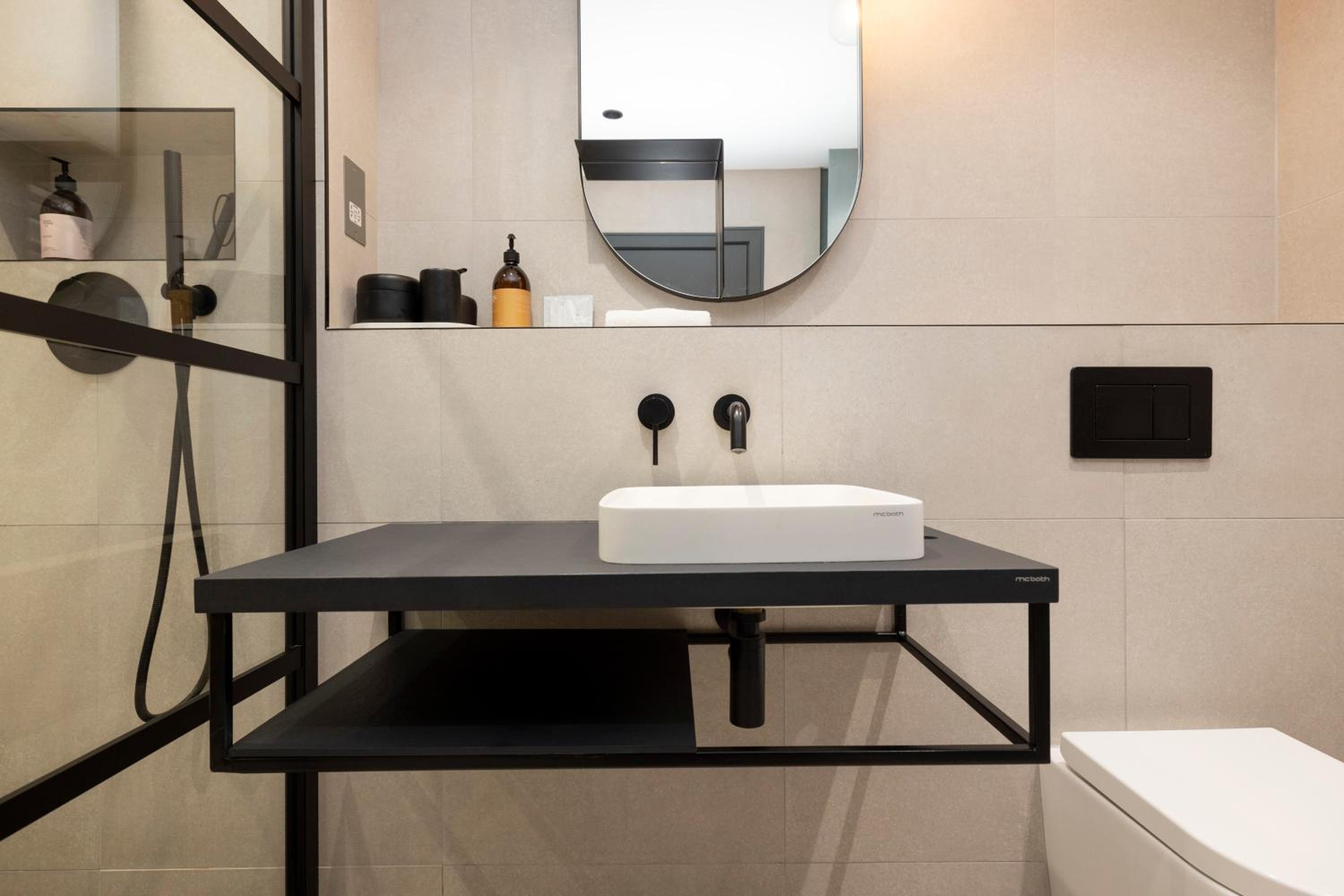 JOIVY Fabulous Apartment with Bay View Terrace