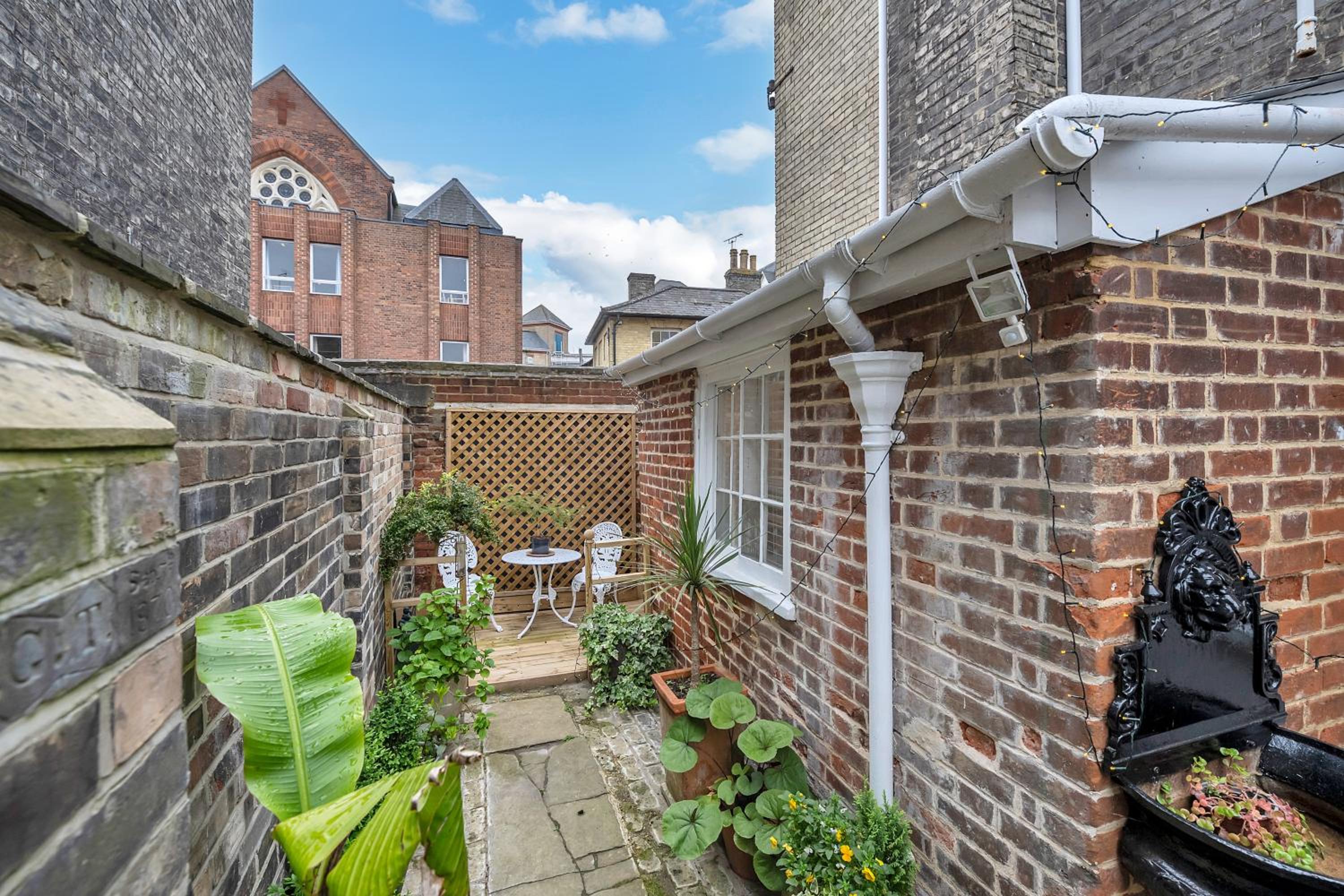 Luxury 3 bed town house in the centre of BSE with parking for 1 car view 4