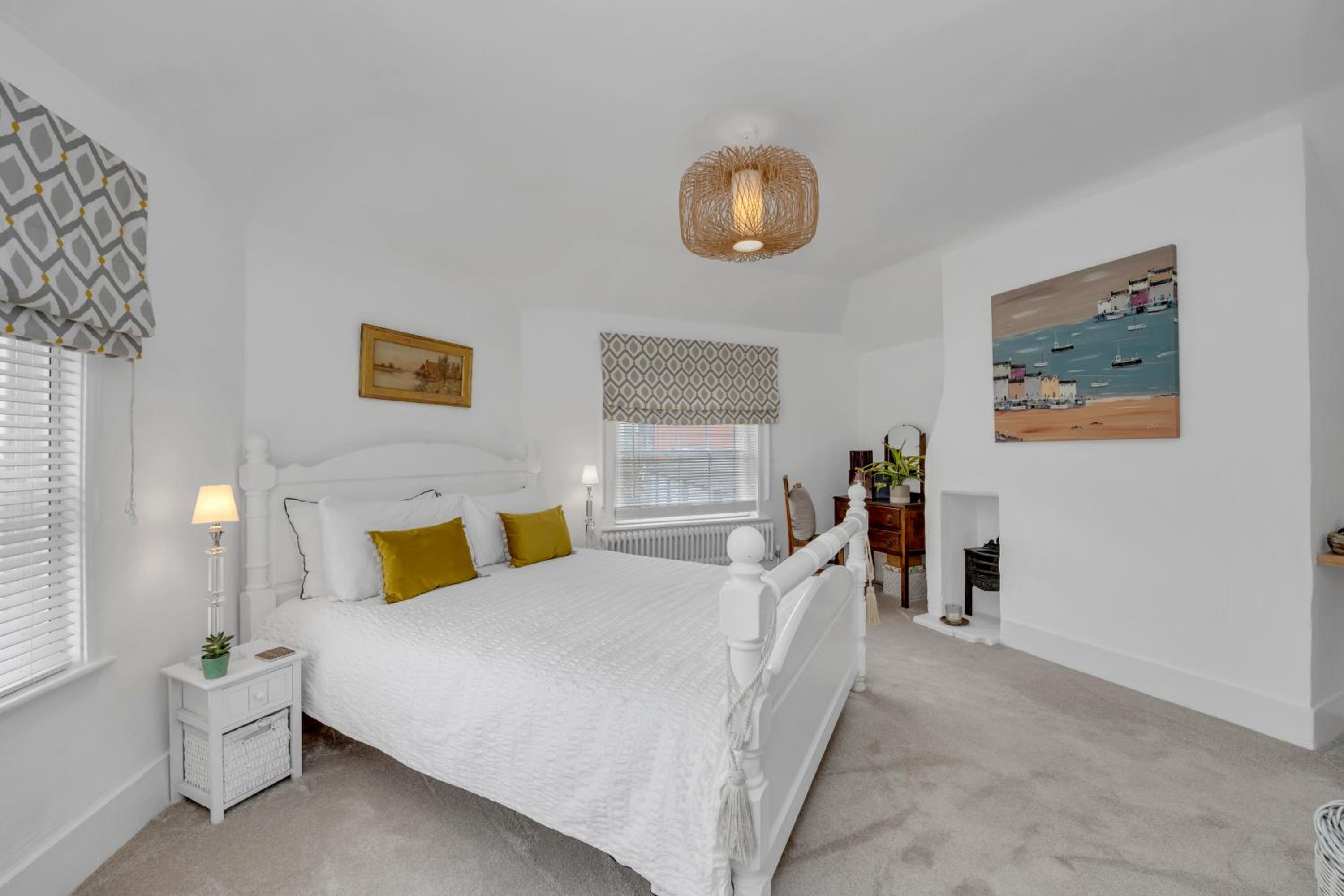Luxury 3 bed town house in the centre of BSE with parking for 1 car view 3