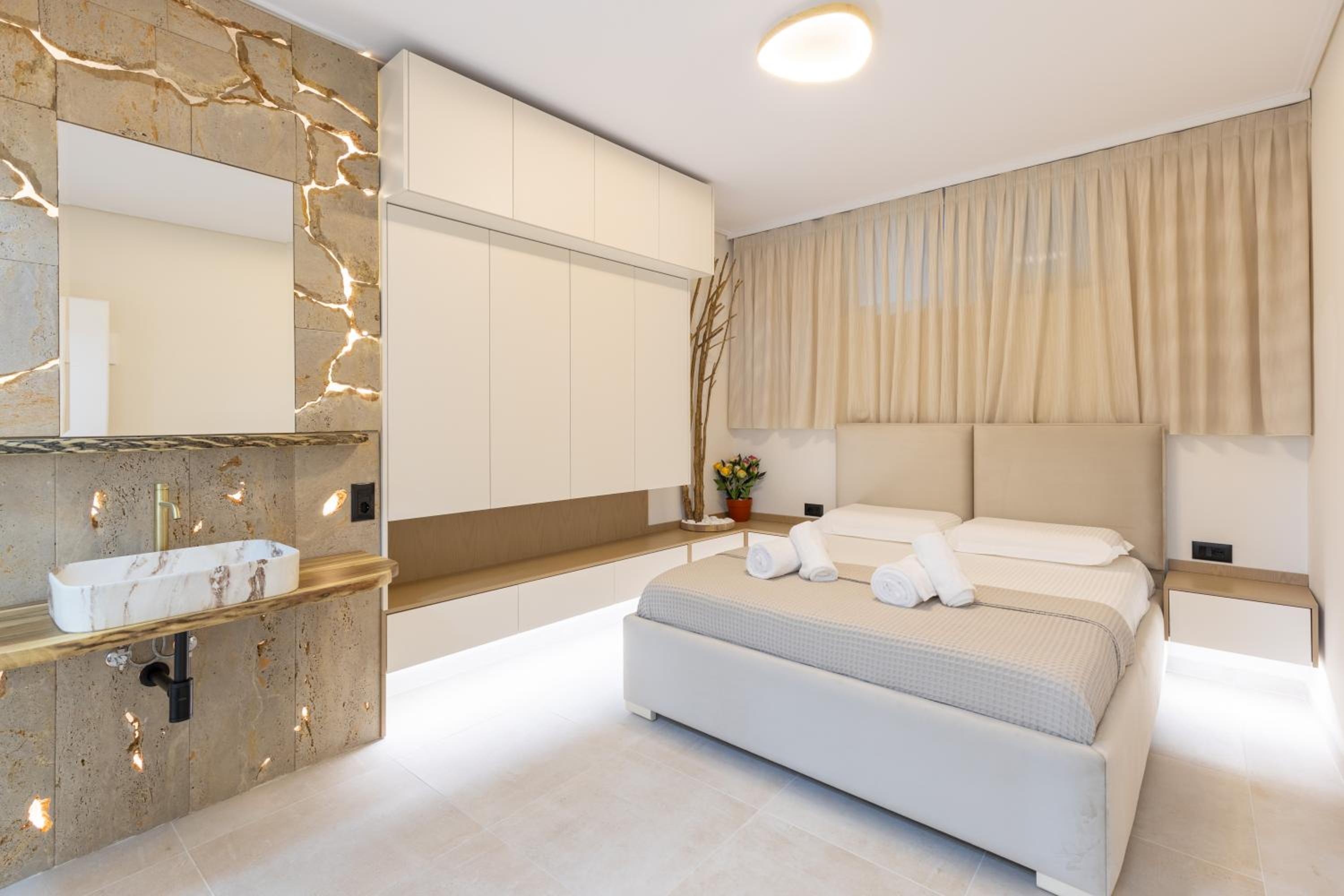 The View - Tiffany Luxury 2 BR, Free Parking, Central