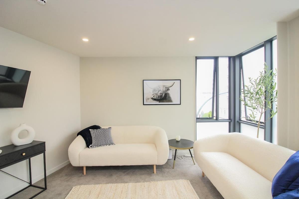 Cozy & Bright CBD Apartment view 2