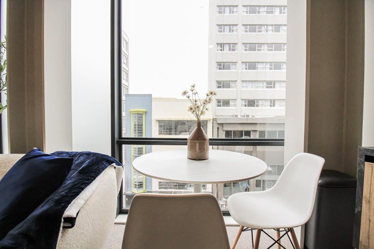 Cozy & Bright CBD Apartment view 4