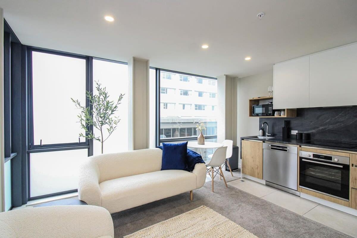 Cozy & Bright CBD Apartment view 3