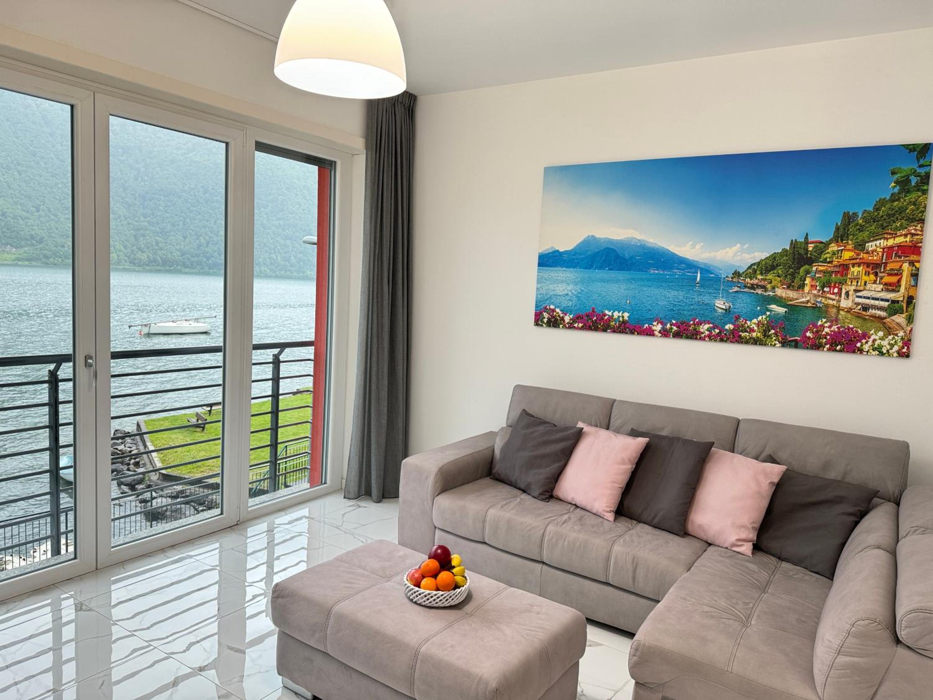 Grand View Como Lake Apartment