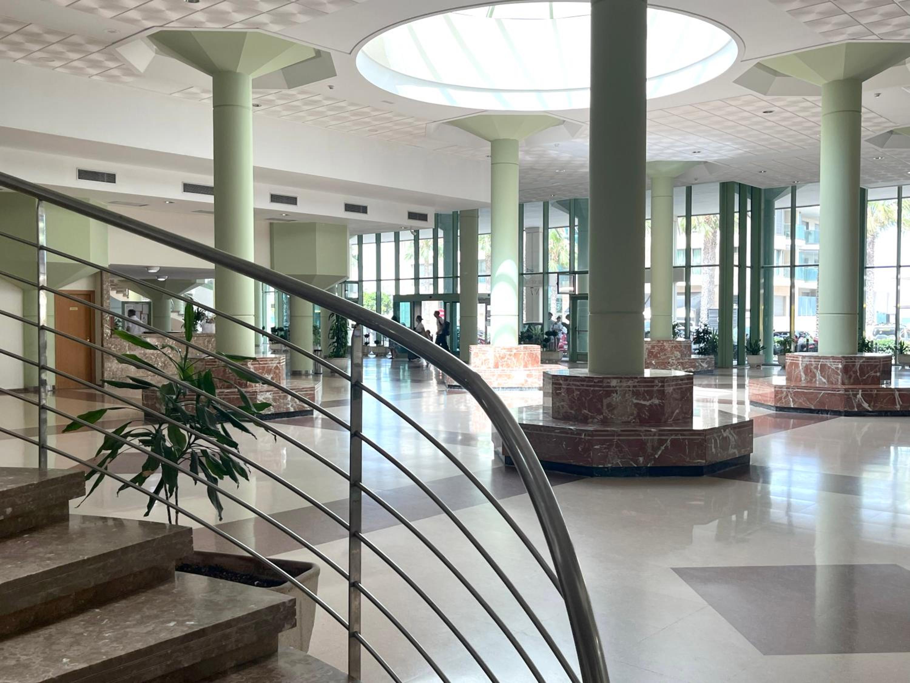 Stylish well-connected beachfront flat