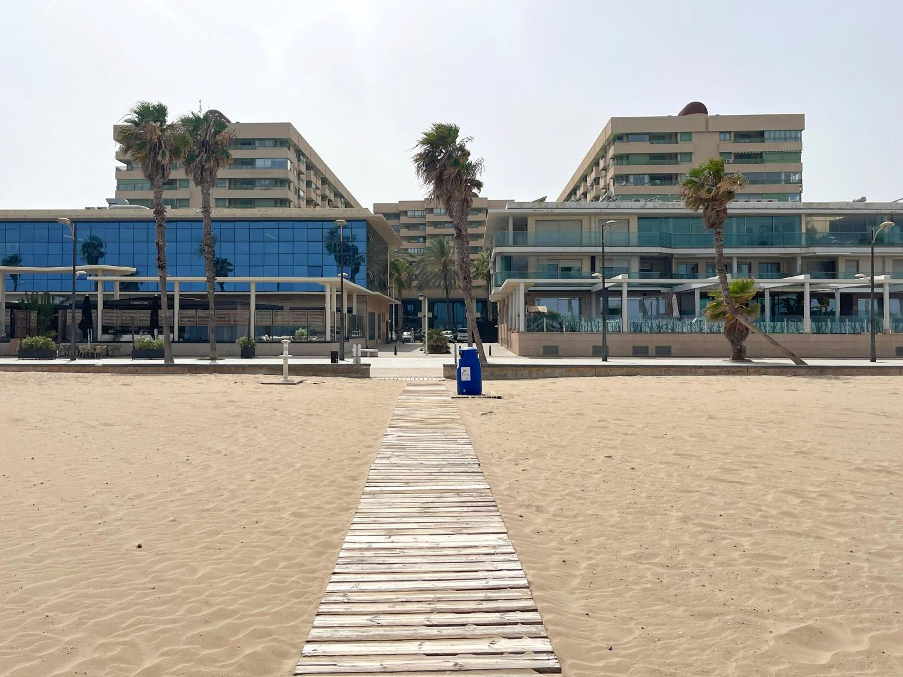 Stylish well-connected beachfront flat