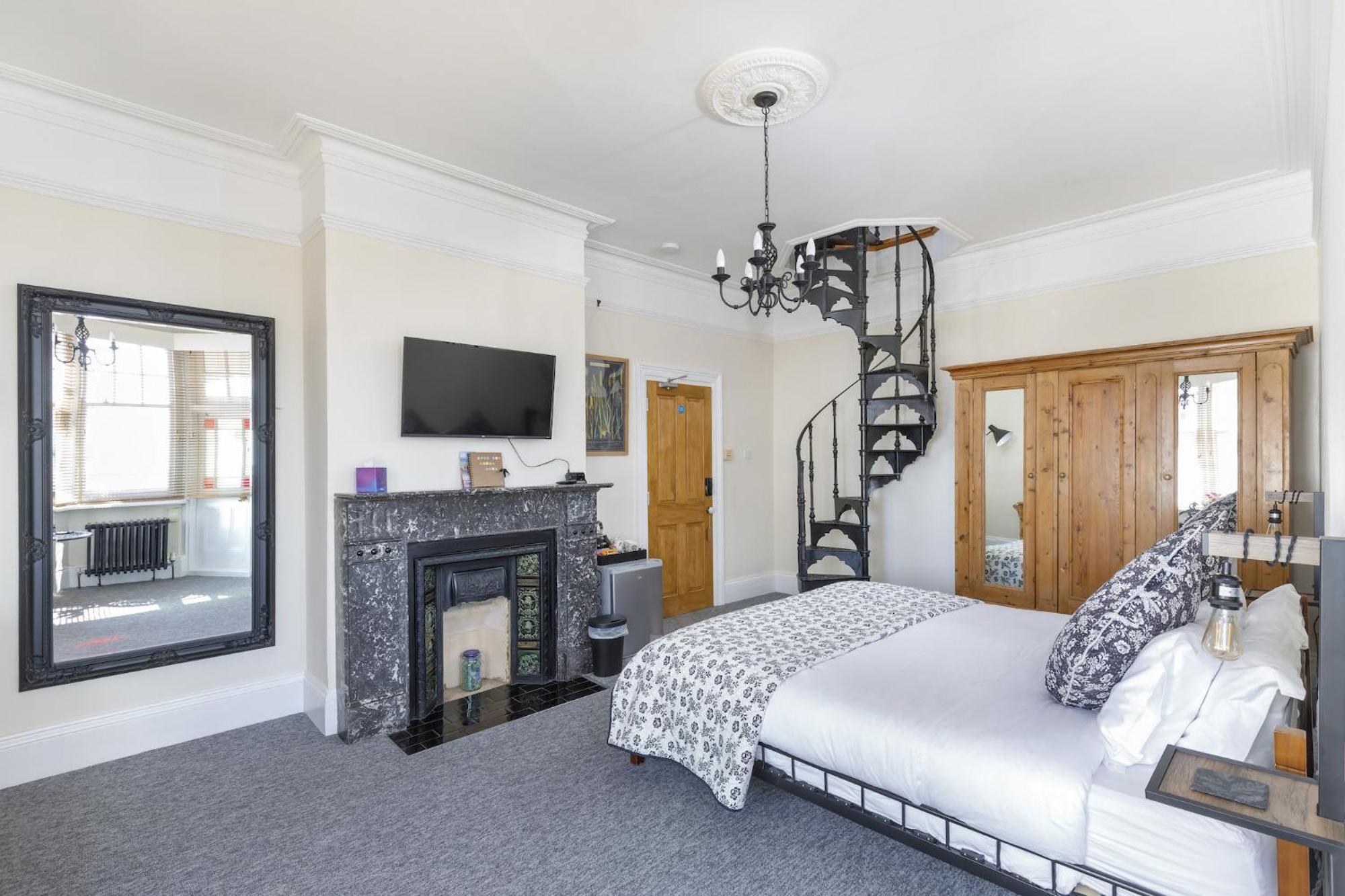Finest Retreats - Pittodrie Guest House - Apartment 6 view 3