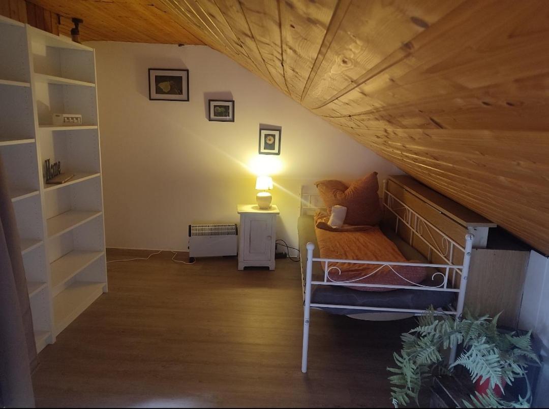 Altes Forsthaus Penthouse & Fachwerkstübchen für Monteure und Firmen am Schiedersee