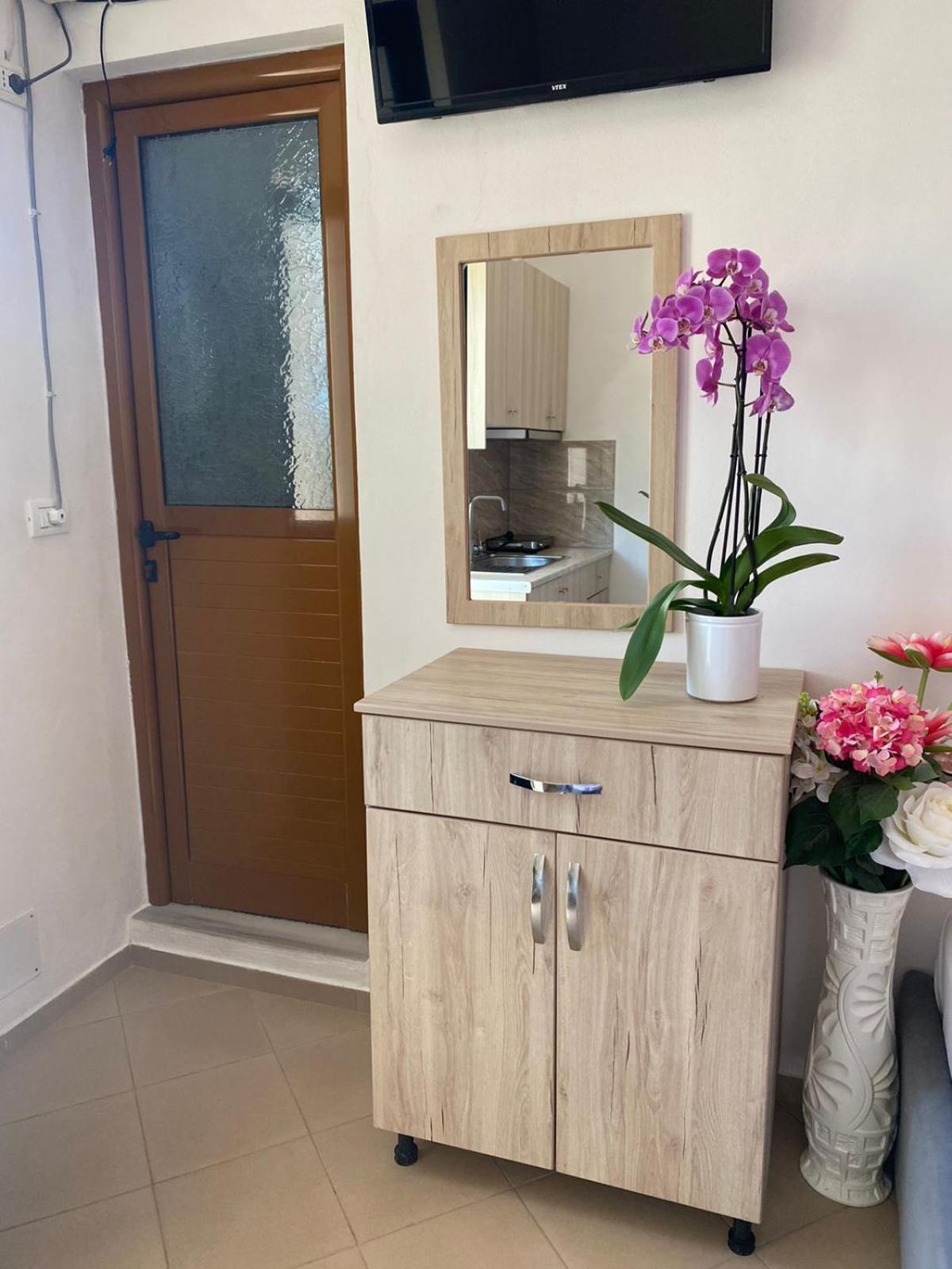 White Stone Apartments Ksamil