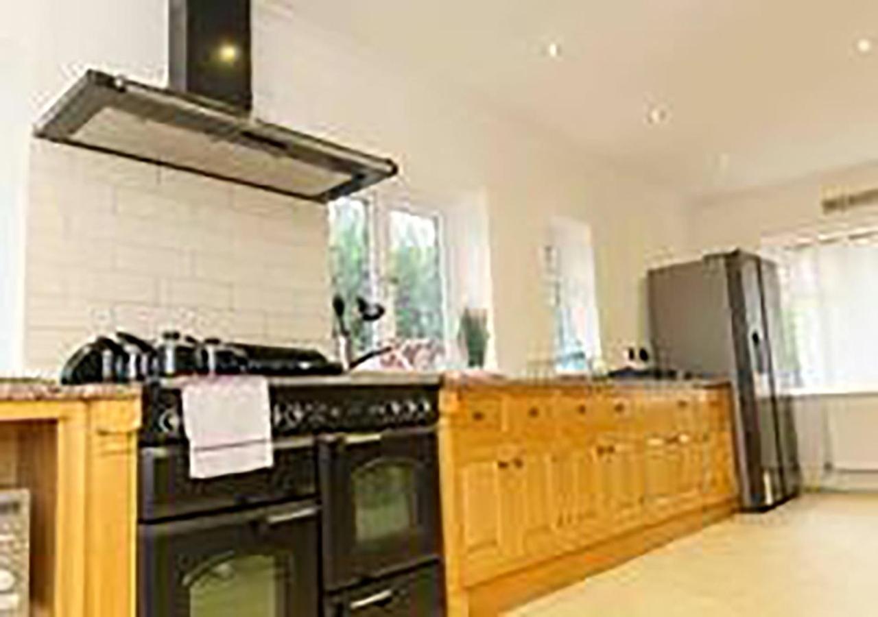 5 bedroom 3 bathroom house - Lyne Chertsey view 3