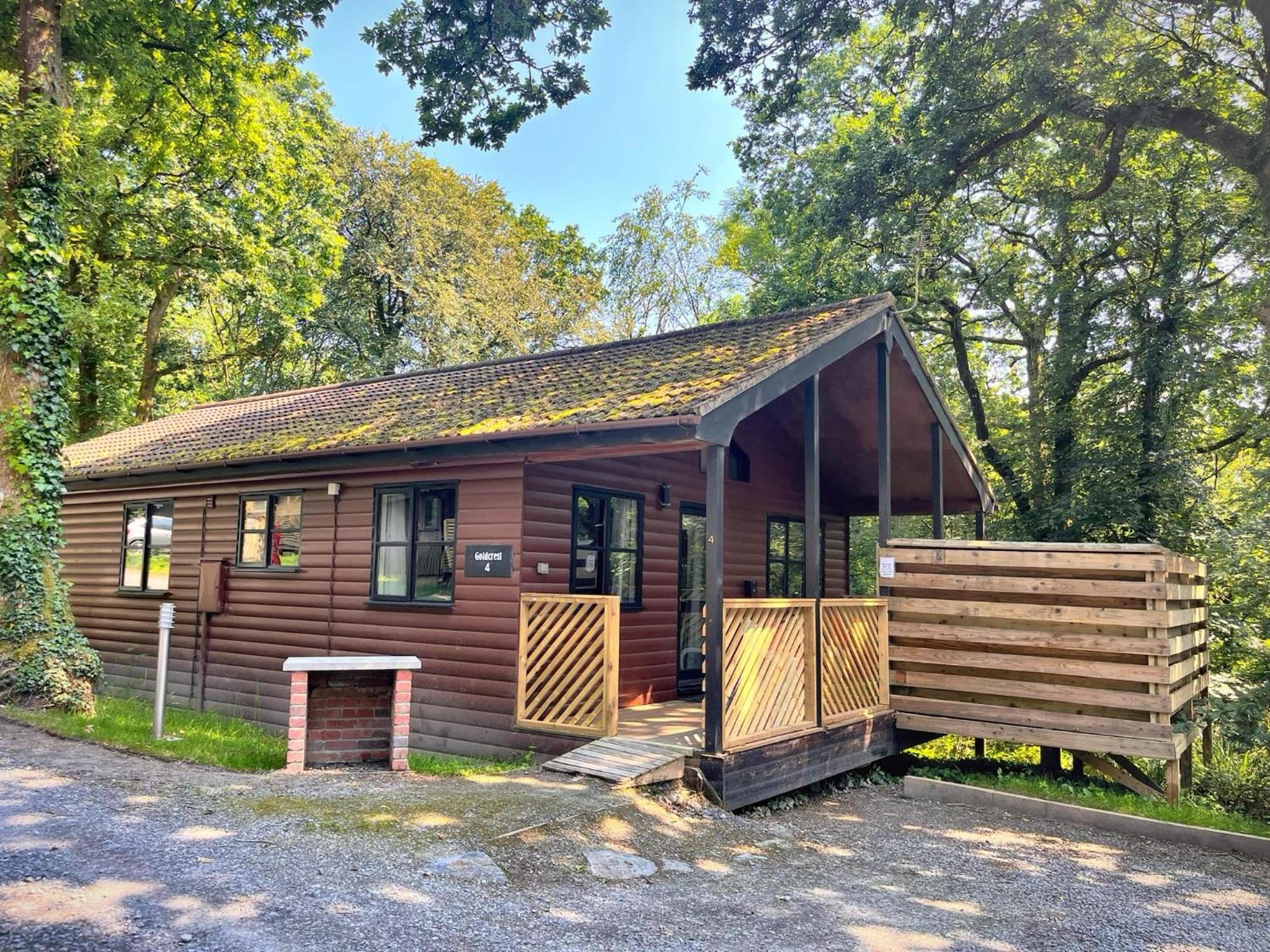 Hotel Goldcrest 4-Hot Tub-Woodland Lodges-Carmarthenshire-Tenby - Image 1