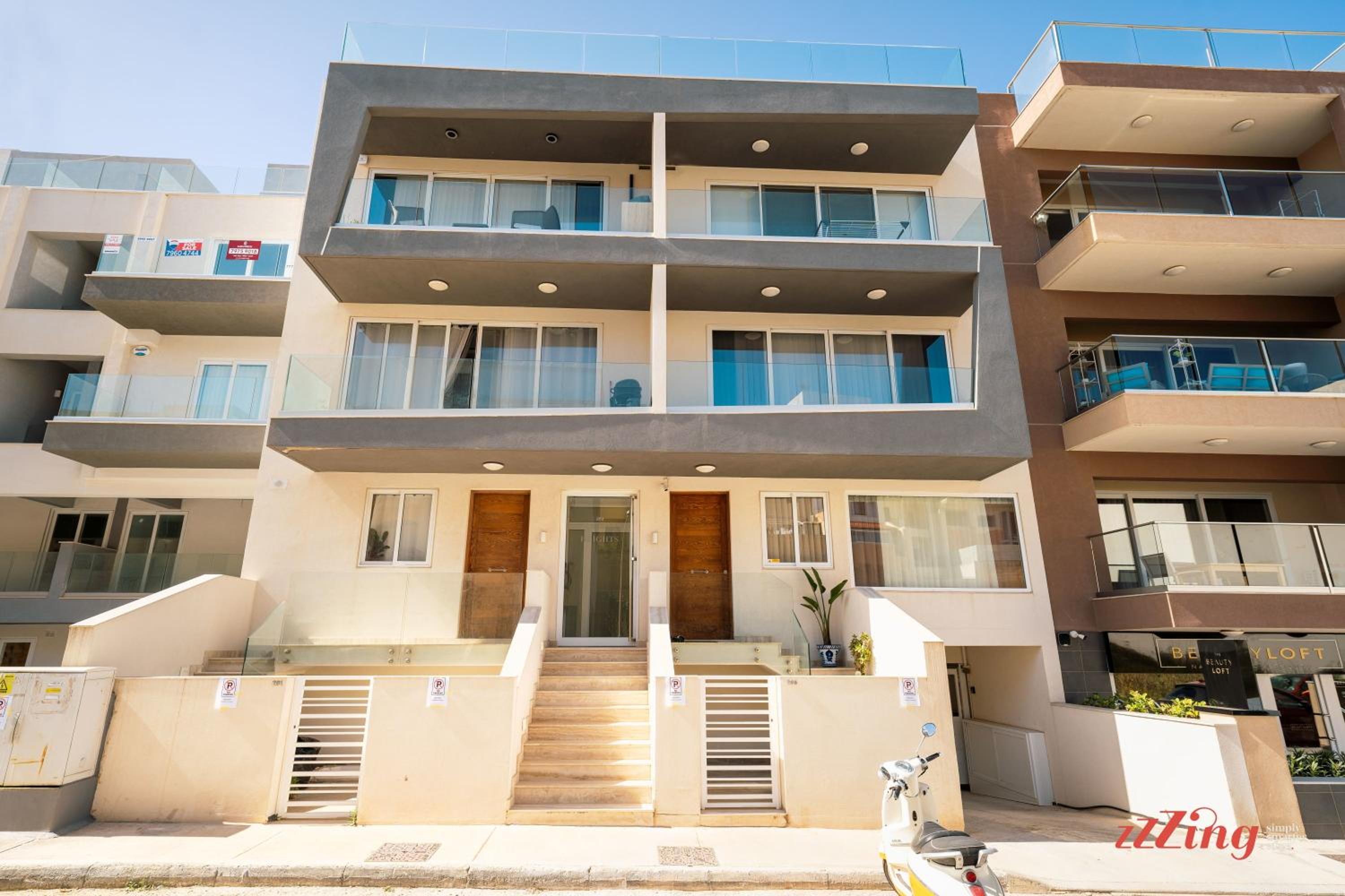 Beautiful Holiday Home with a Private Rooftop Pool view 2