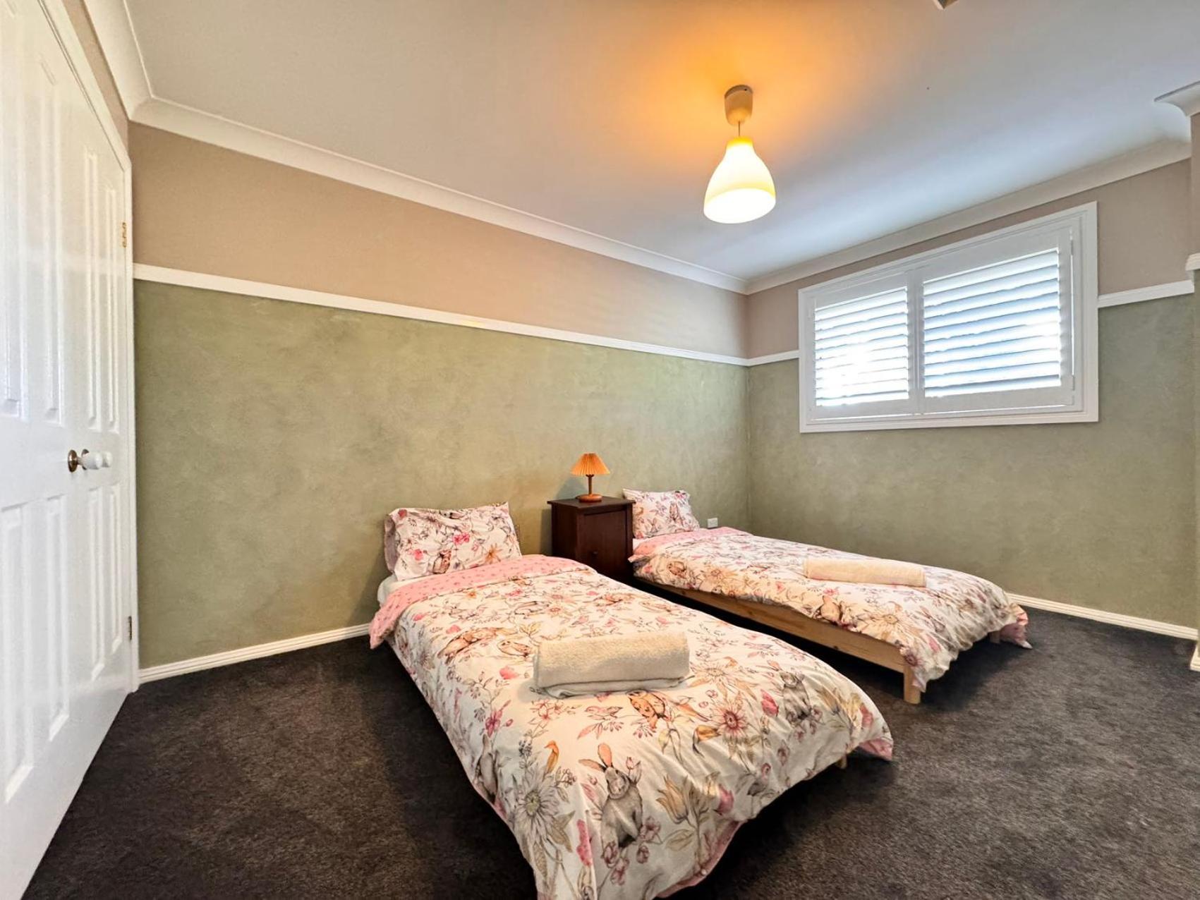 Blue Haven Retreat - Glenmore Park Pool Home