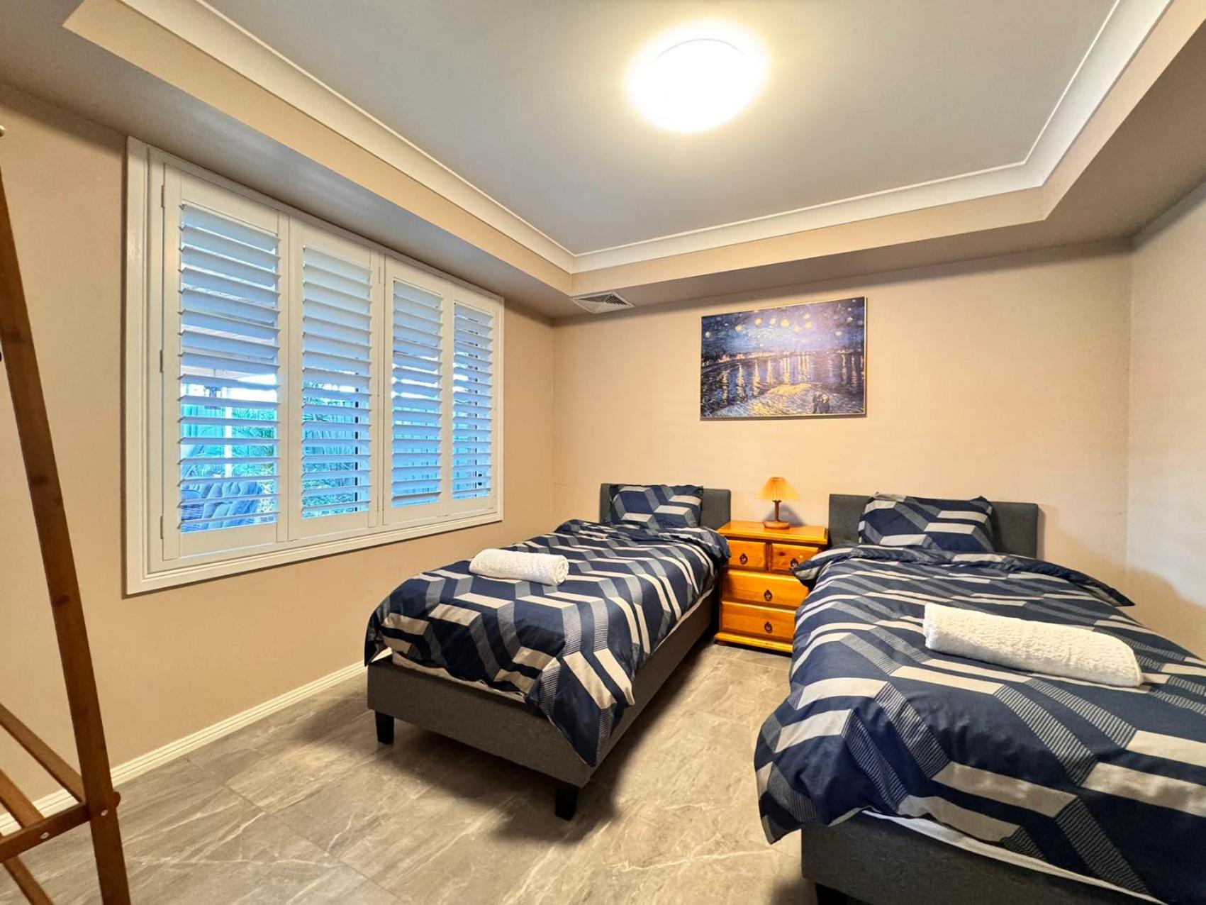 Blue Haven Retreat - Glenmore Park Pool Home