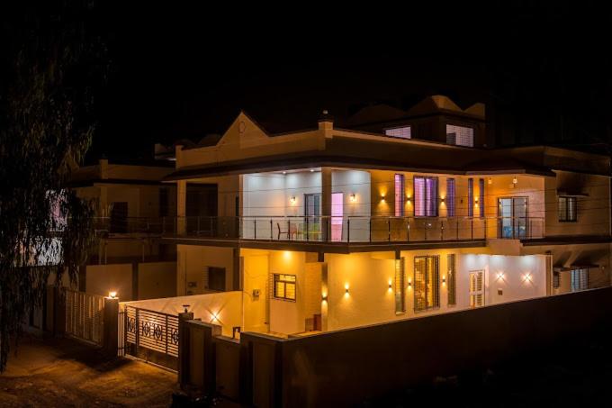 Bushy Square Villa