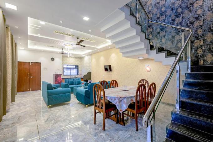 Bushy Square Villa