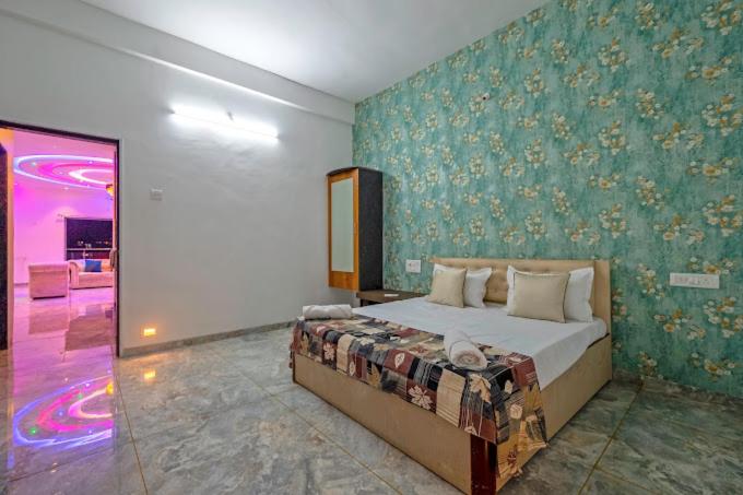 Bushy Square Villa