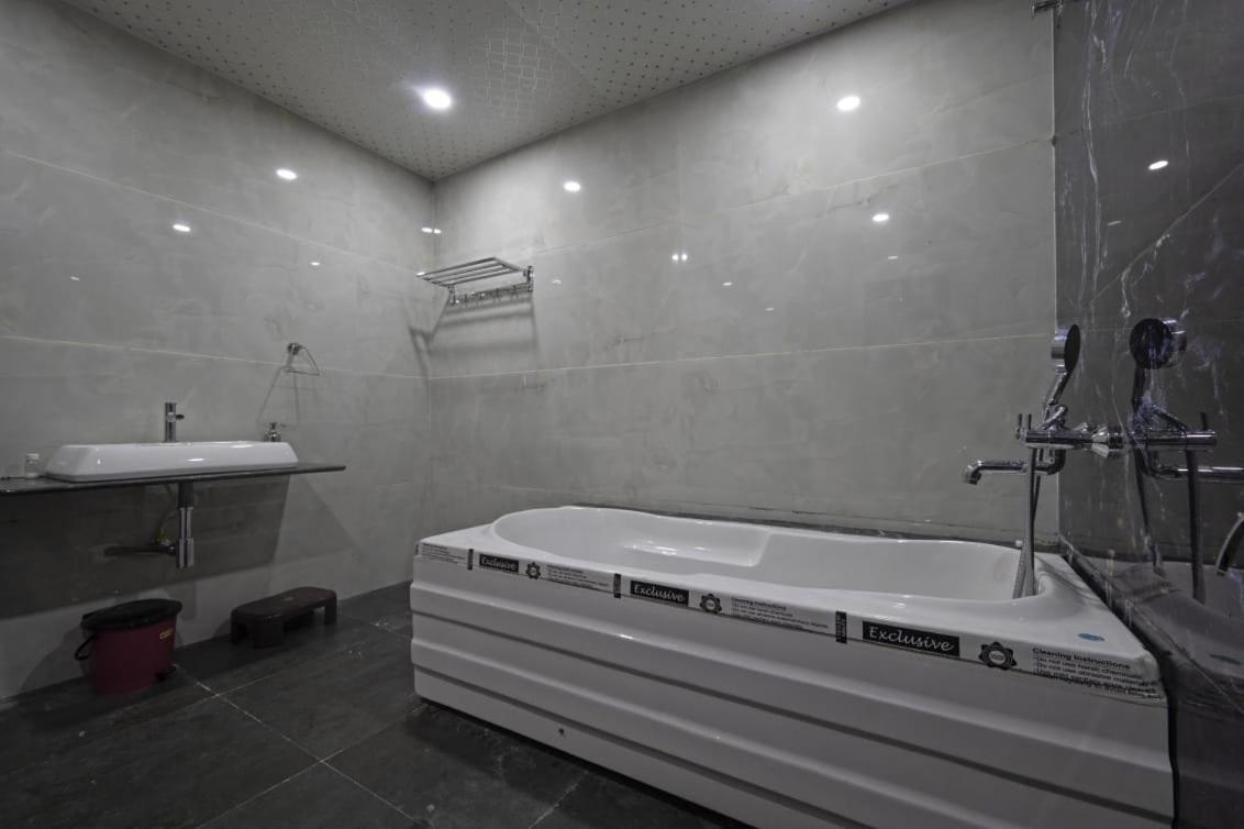 Bushy Square Villa
