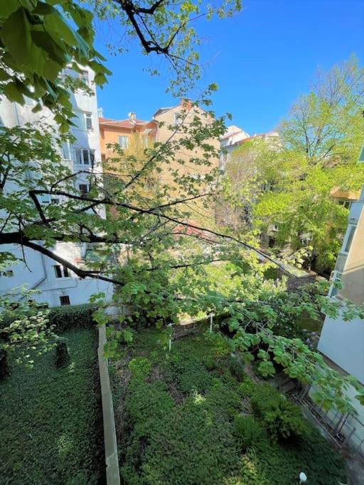 Apartment in the Top center next to NDK