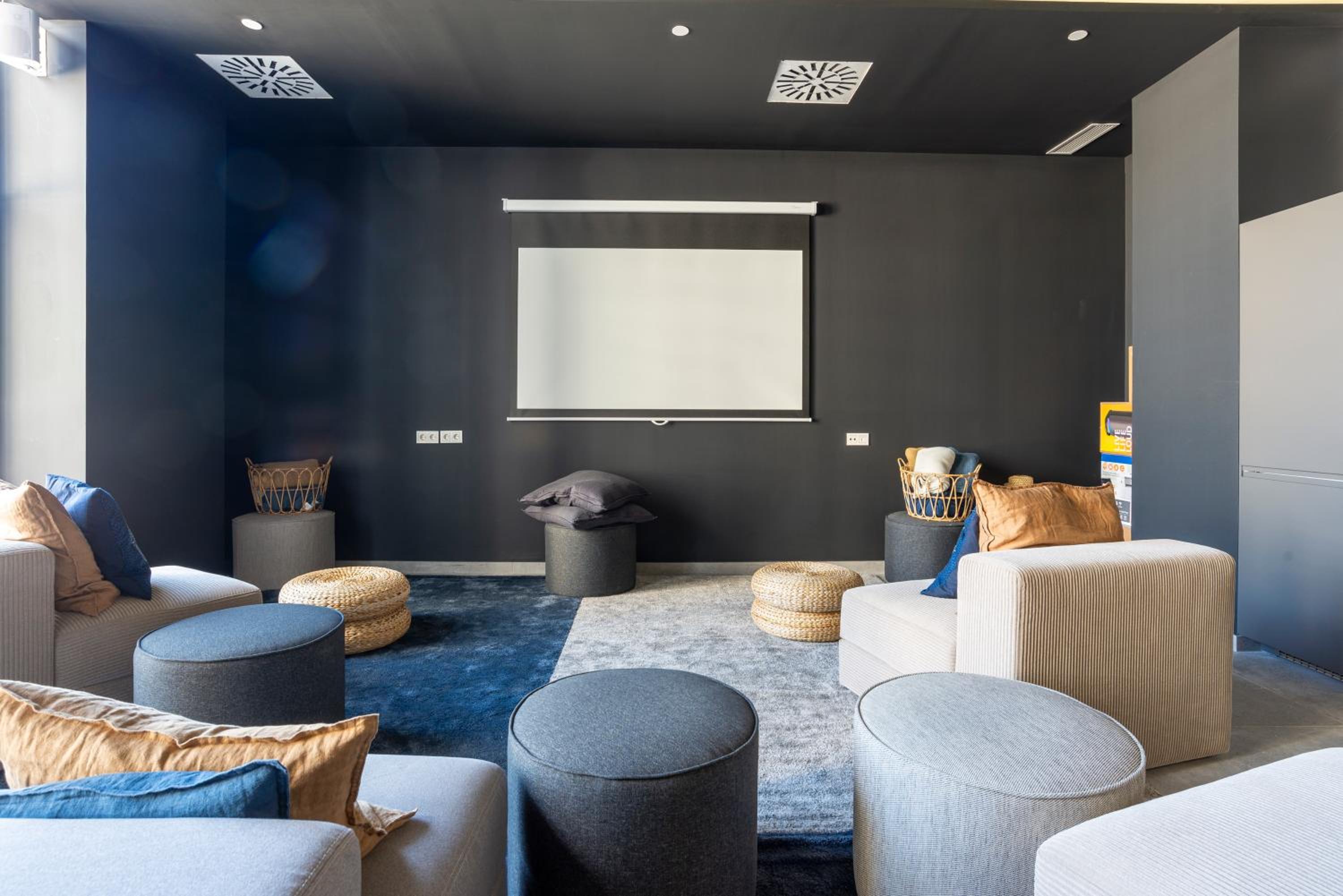 Skyline II Pool & Coworking by ELE Apartments