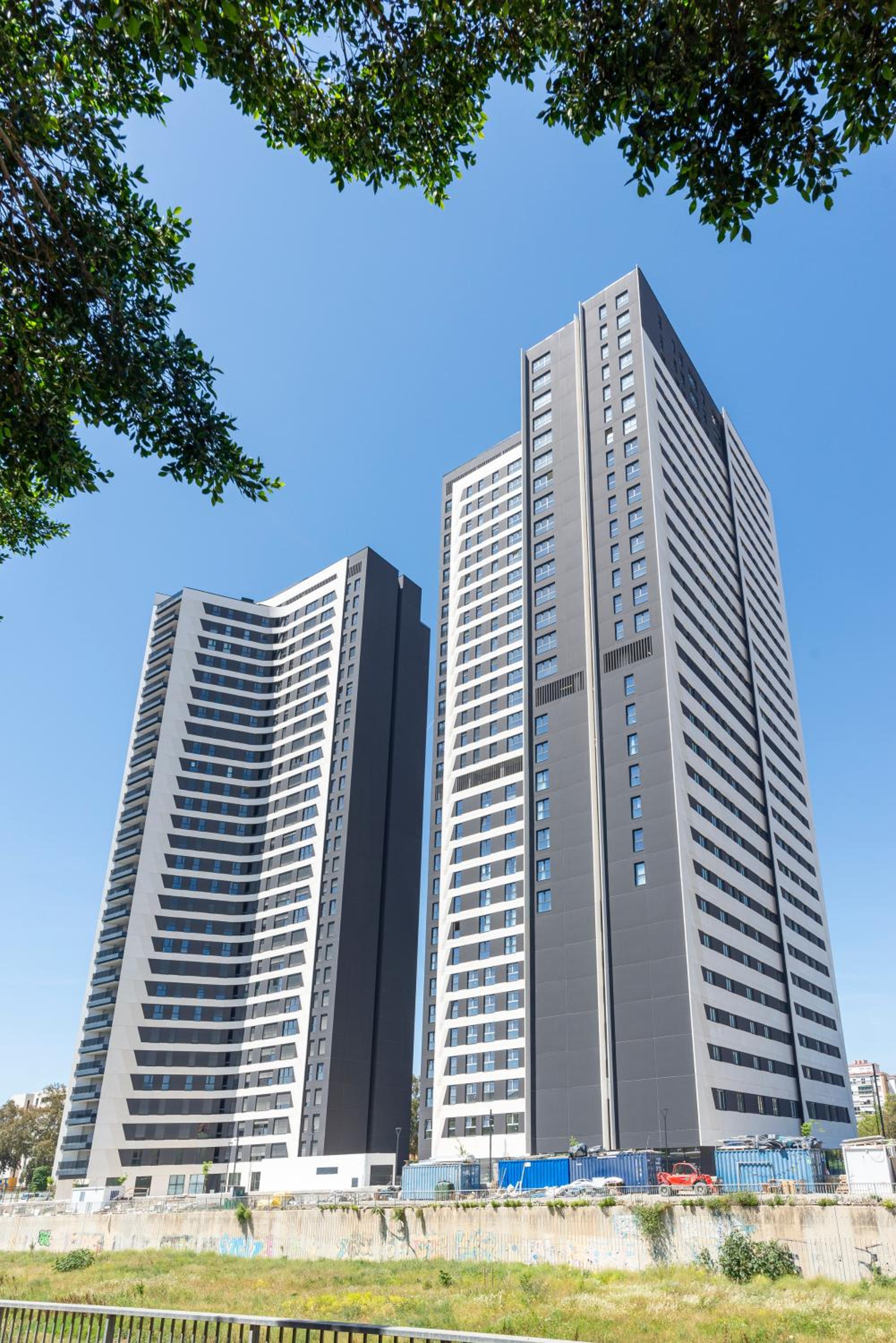 Skyline II Pool & Coworking by ELE Apartments