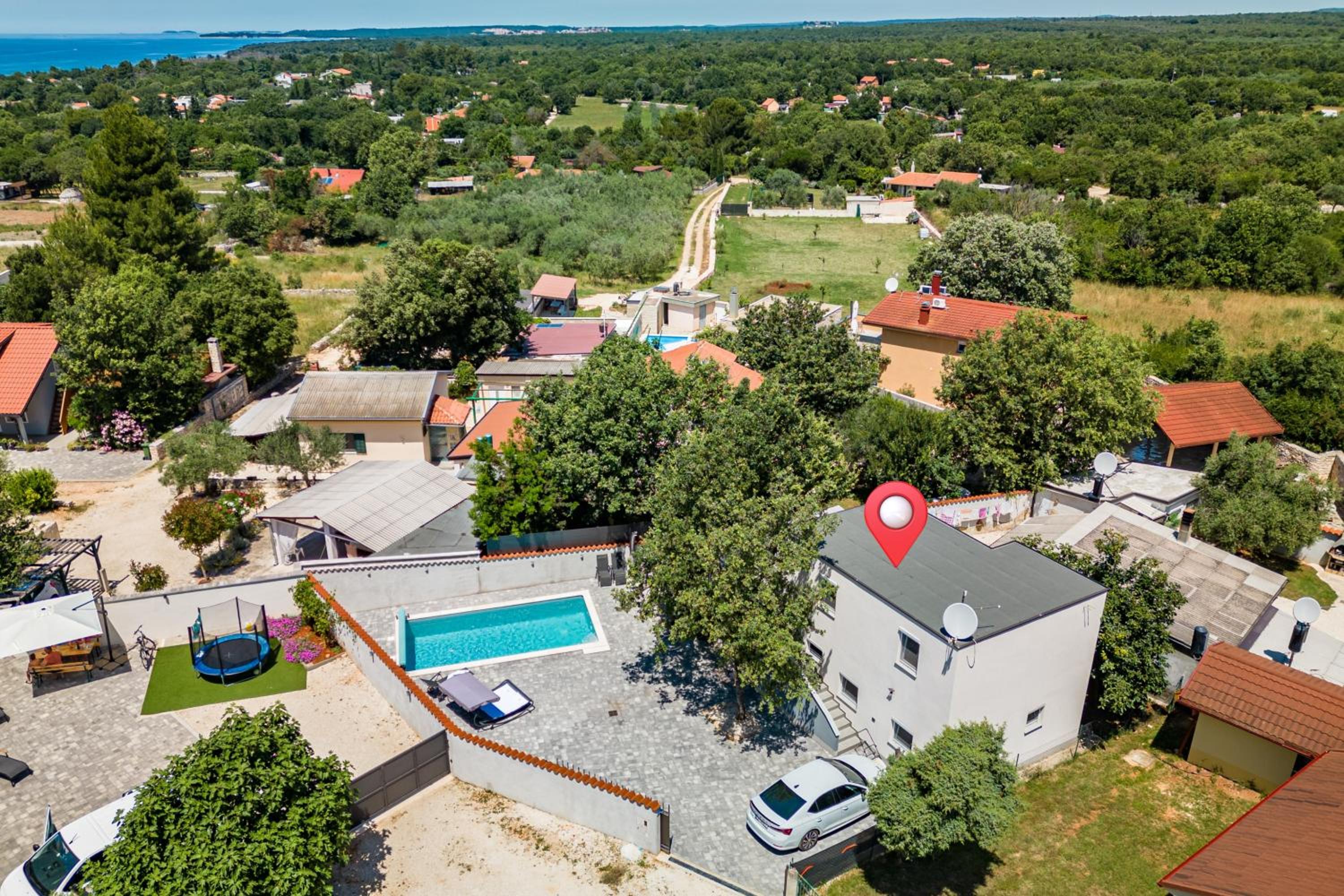 Rubis Holiday Home with Pool