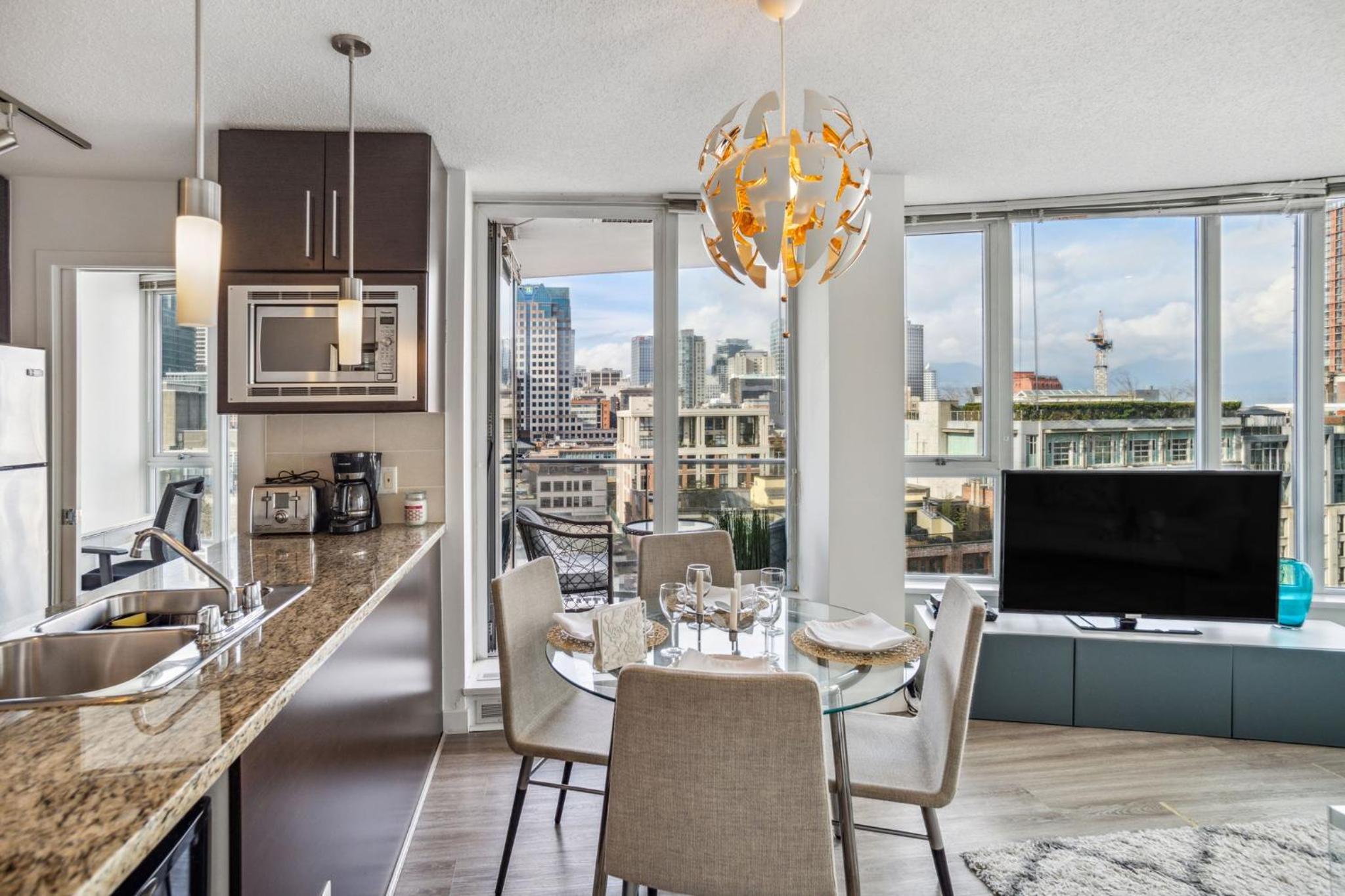 The Altitude with Mountain & City Views, Pool & Hot Tub