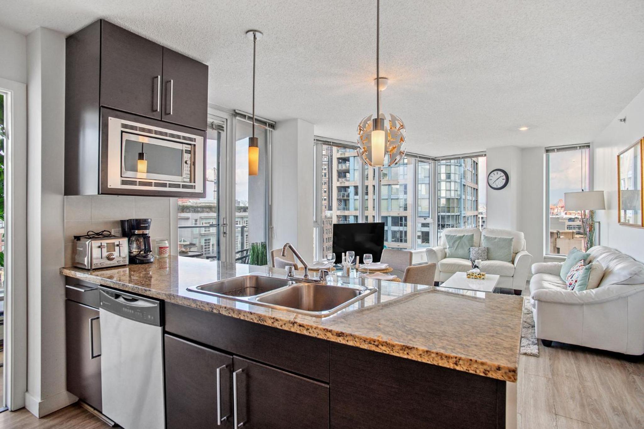 The Altitude with Mountain & City Views, Pool & Hot Tub