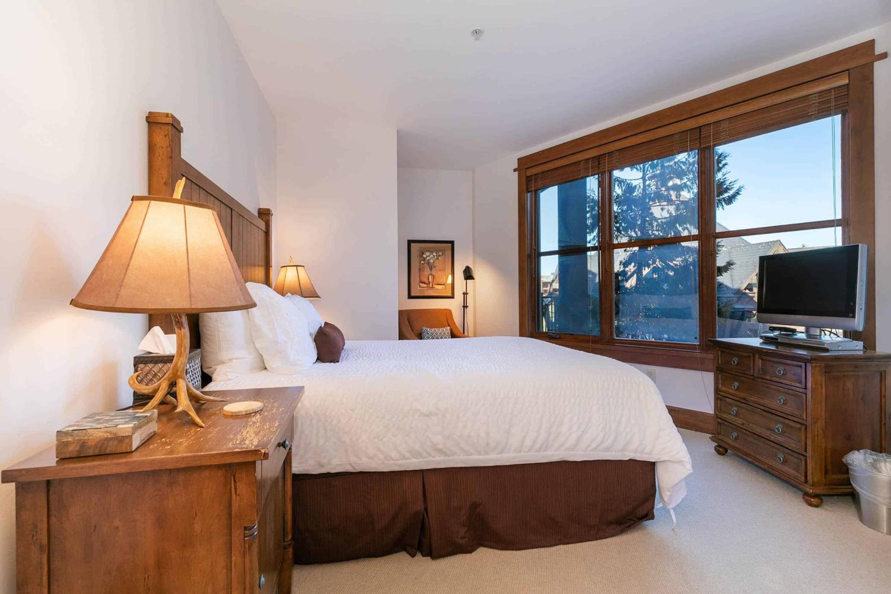 Lake Tahoe Vacations - Iron Horse Lodge South 209 by East West Hospitality - Property Image 2