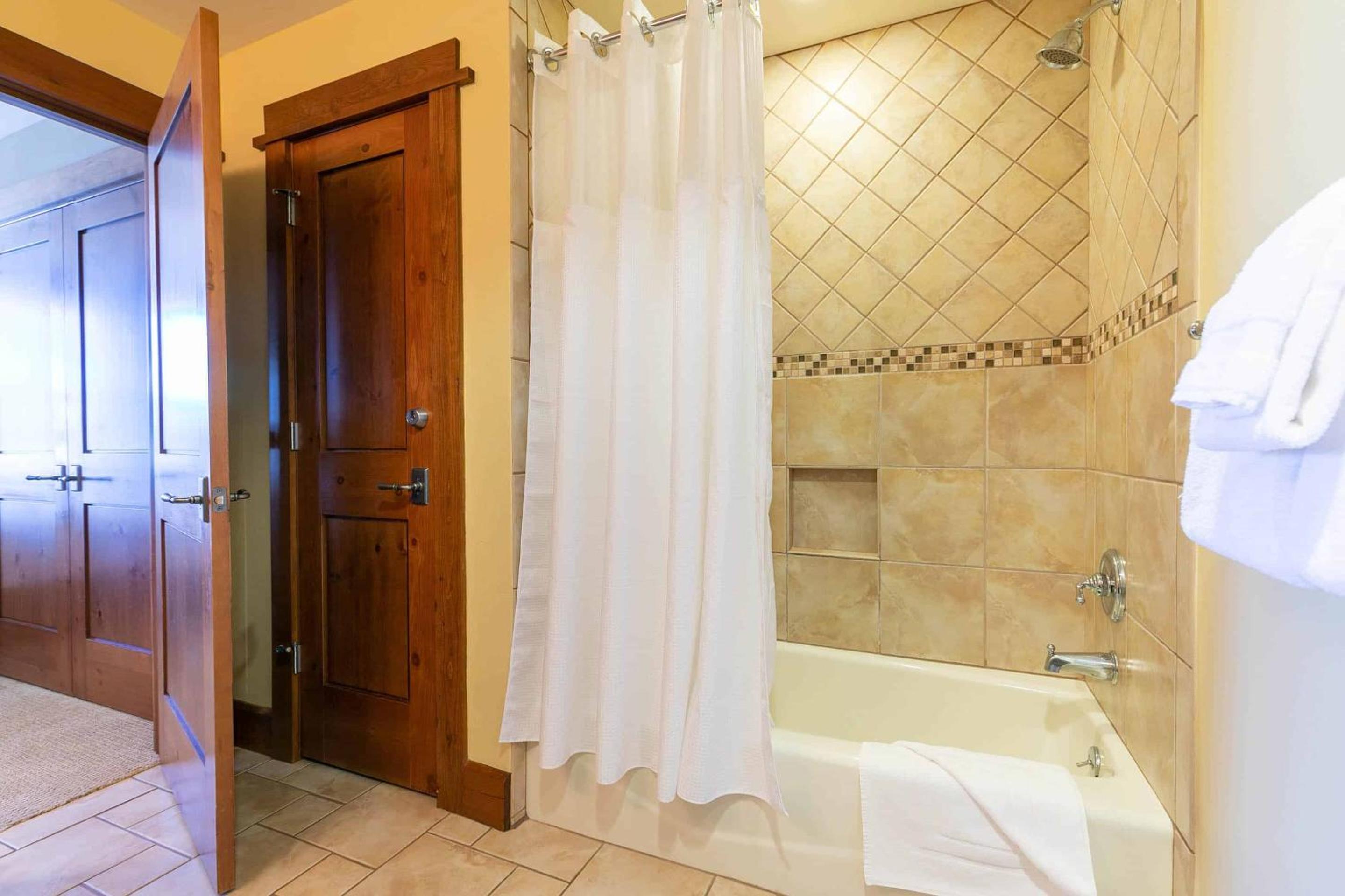 Lake Tahoe Vacations - Iron Horse Lodge South 401 by East West Hospitality - Property Image 12