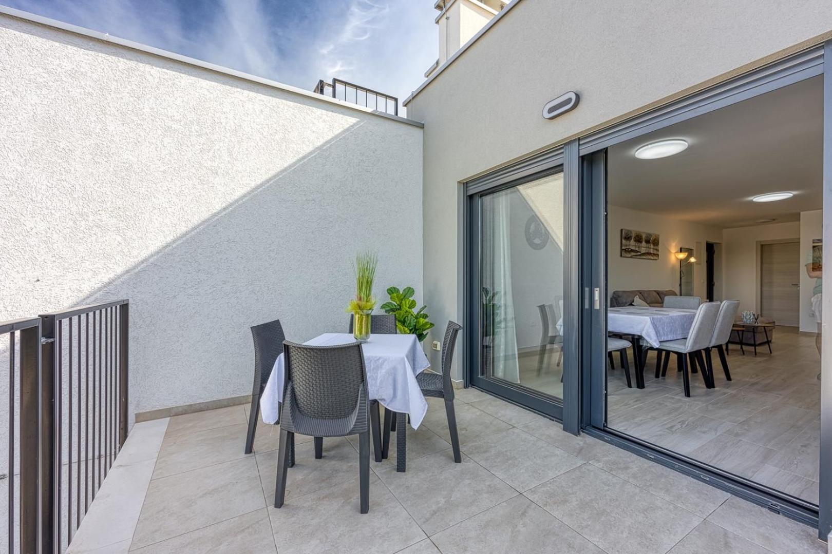 Luxury Apartment LIGHT view 4