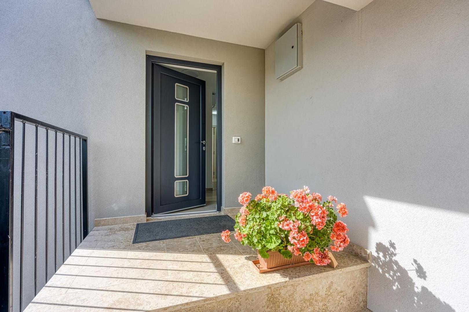 Luxury Apartment LIGHT view 5