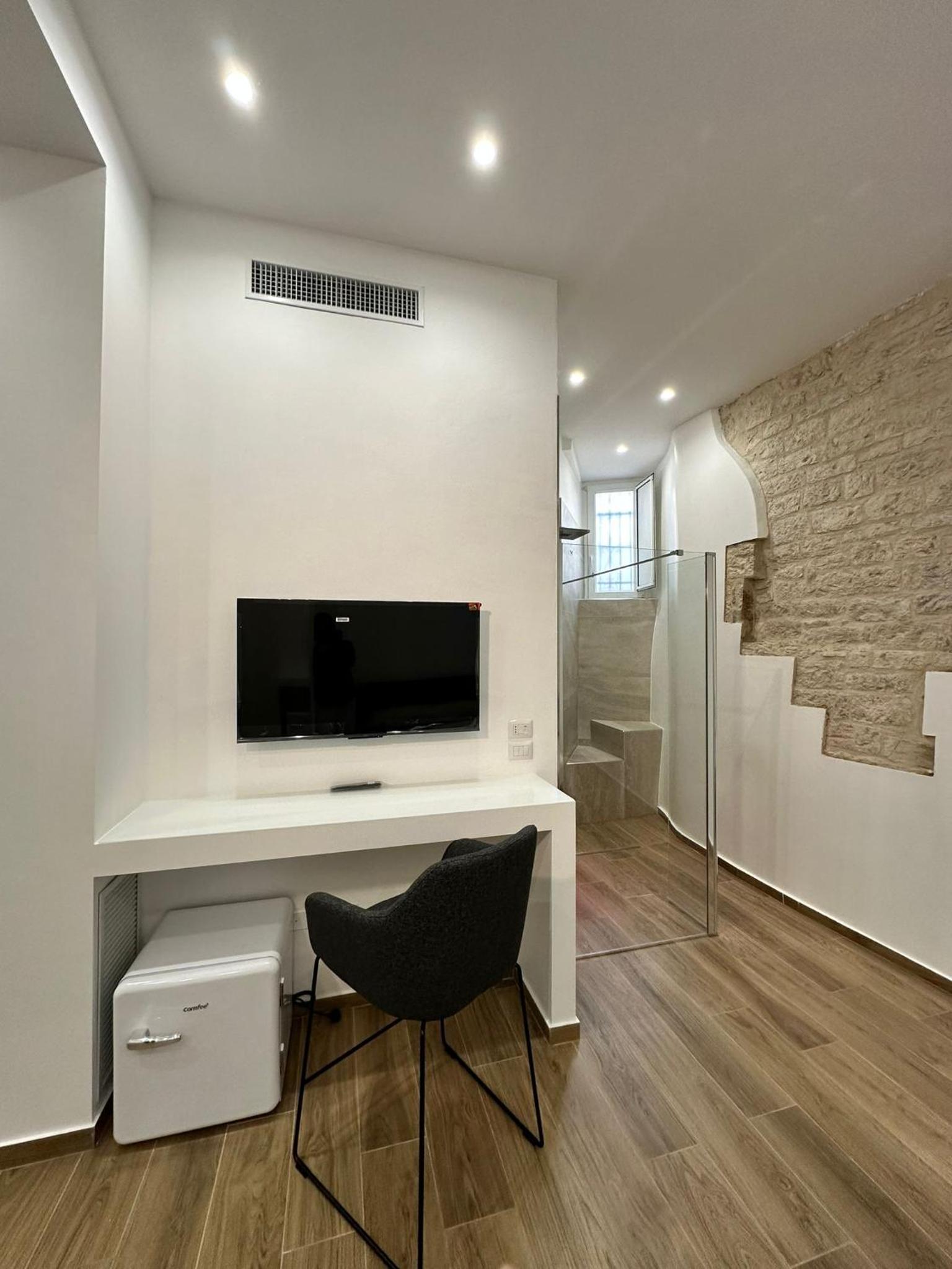Le Stanze Ritrovate en Trani — hotel room