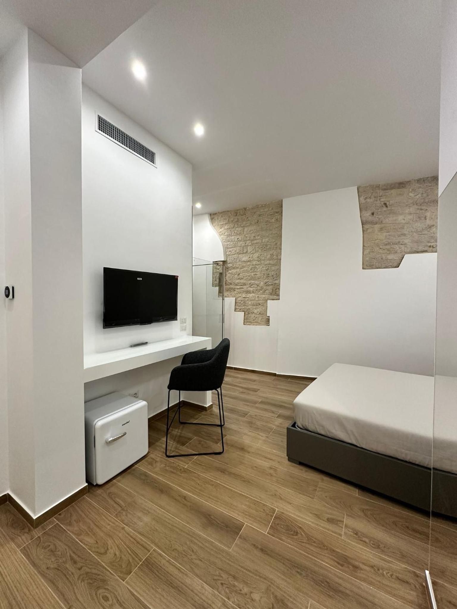 Le Stanze Ritrovate en Trani — hotel room
