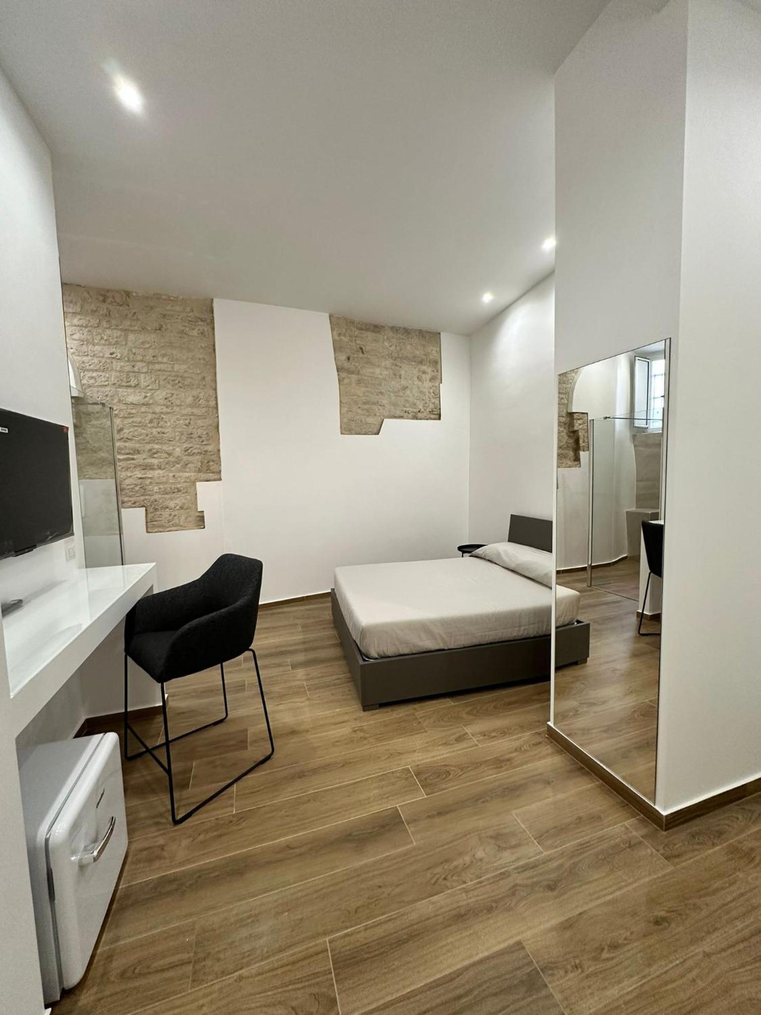 Le Stanze Ritrovate en Trani — hotel room