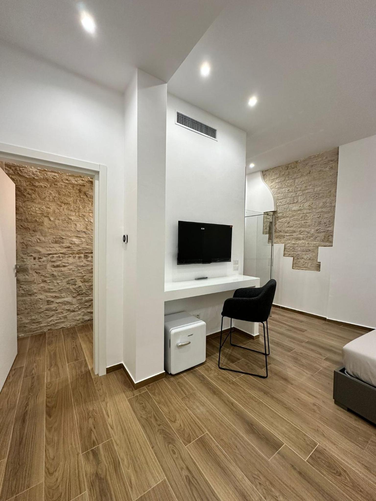 Le Stanze Ritrovate en Trani — hotel room