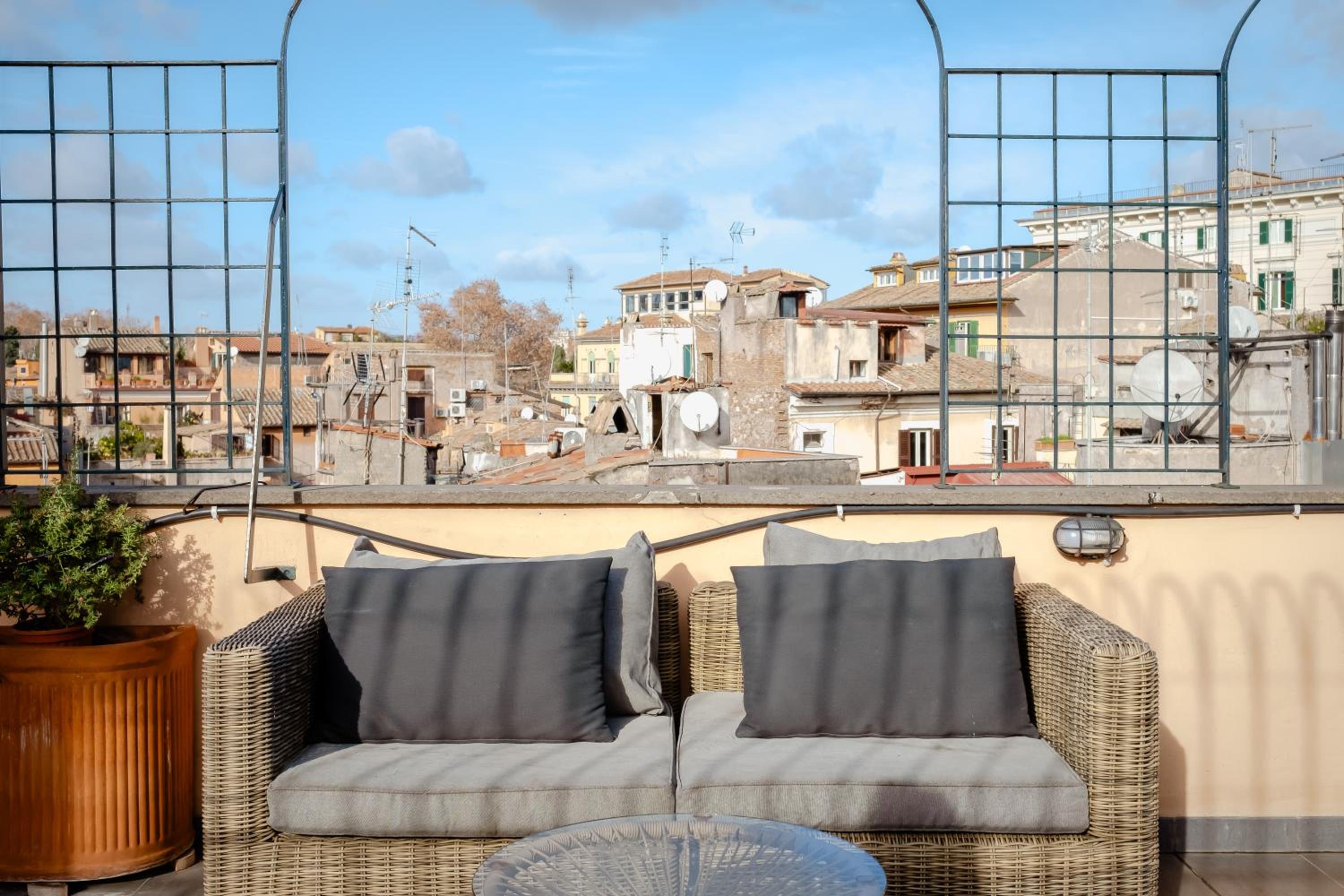 Amazing apartments with terrace or rooftop in Trastevere
