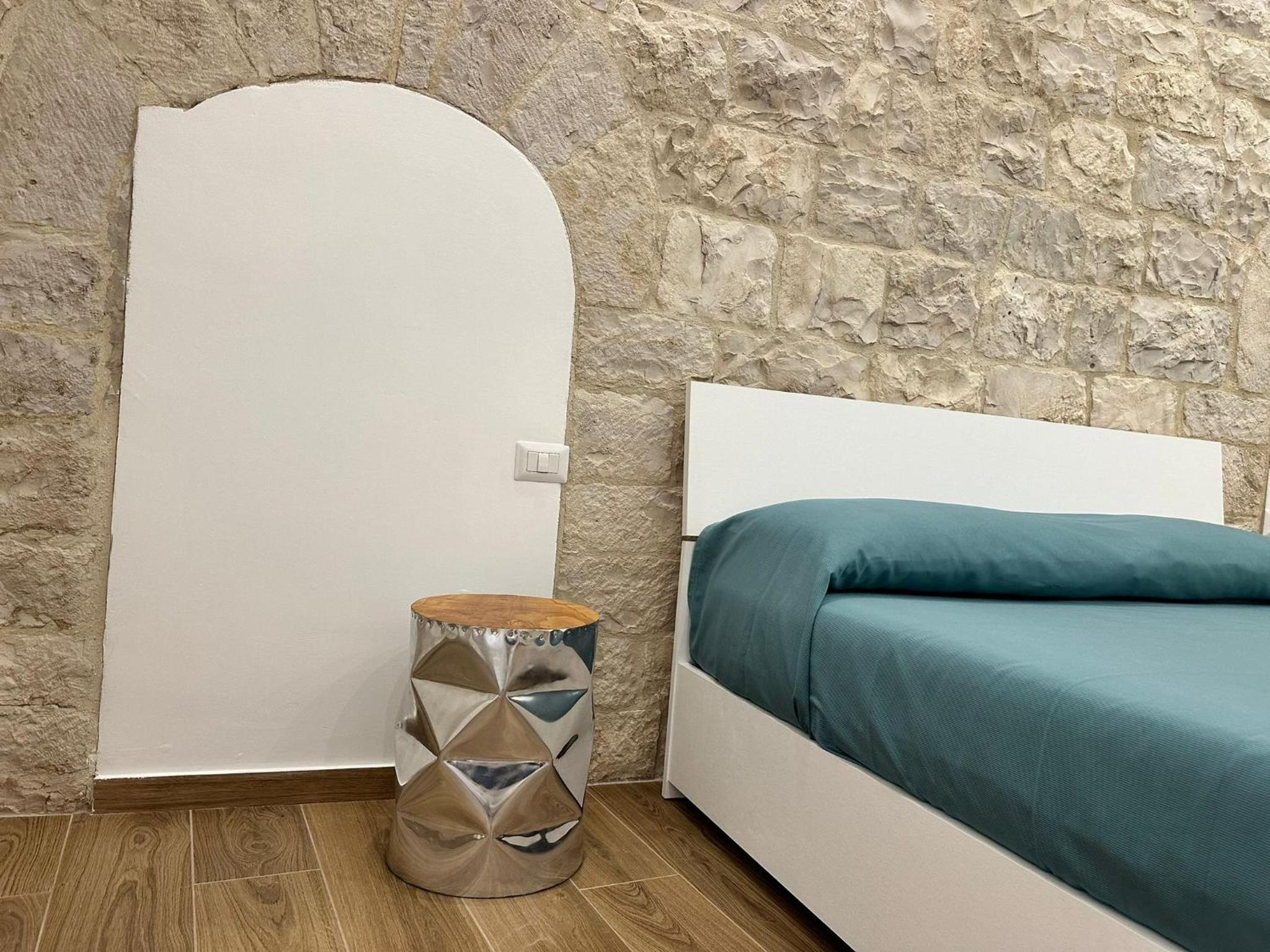 Le Stanze Ritrovate en Trani — hotel room