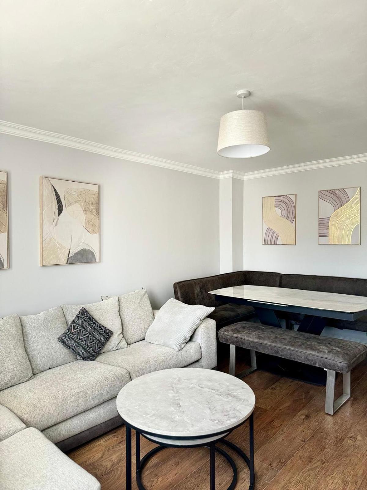 Entire Four bedroom cosy townhouse view 3