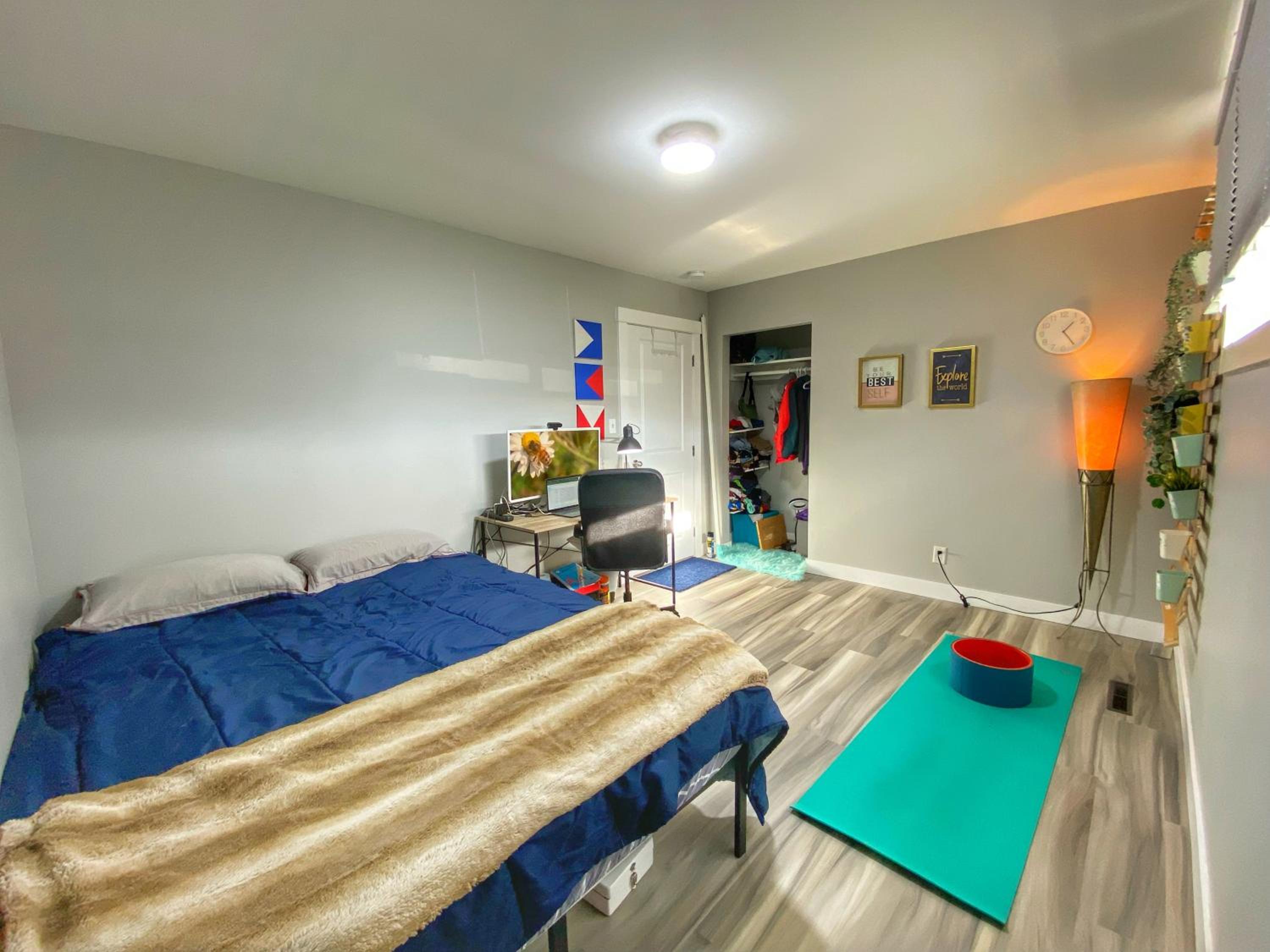 Private queen bdrm near downtown - share house, not entire place