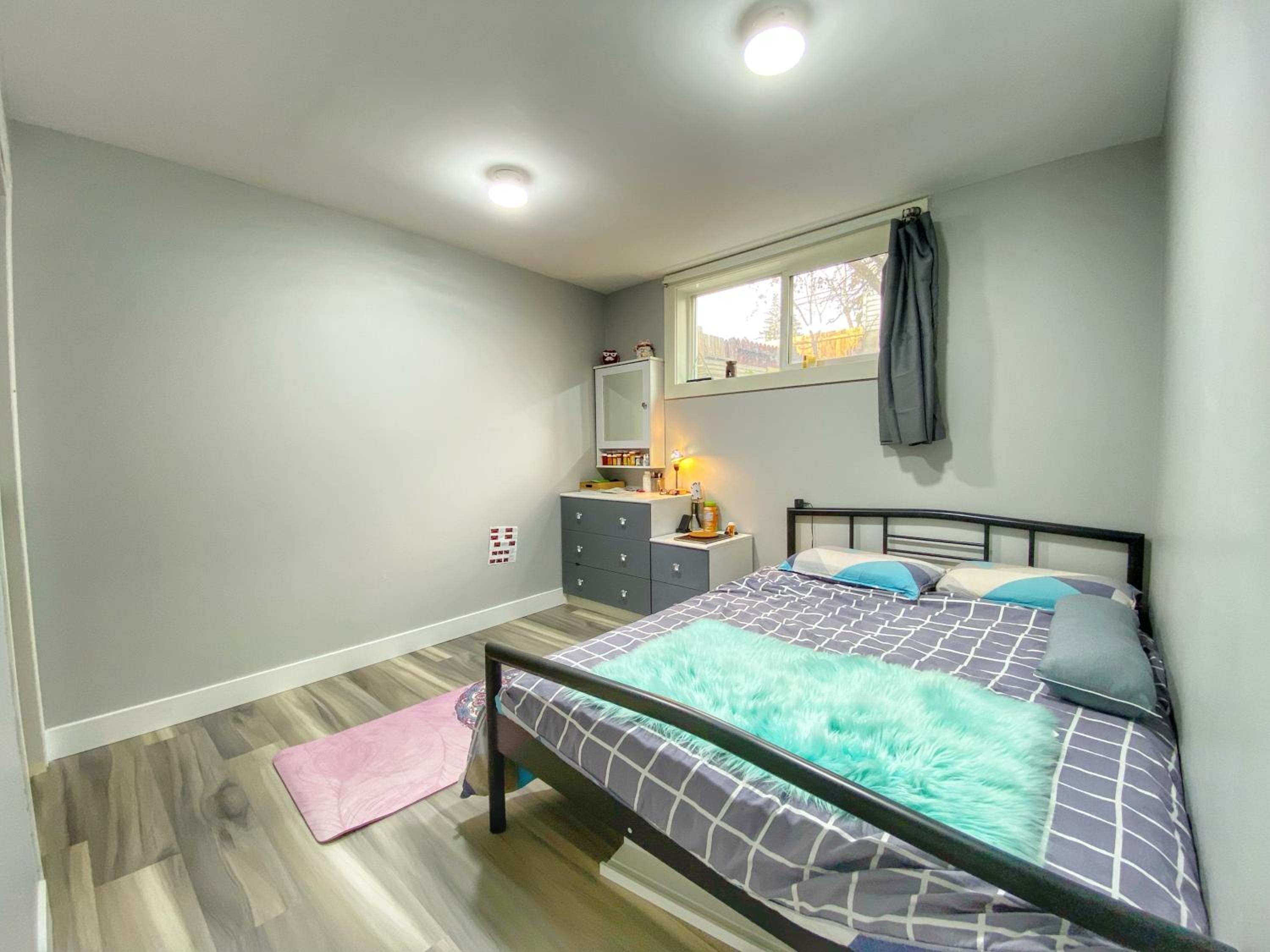 Private queen bdrm near downtown - share house, not entire place