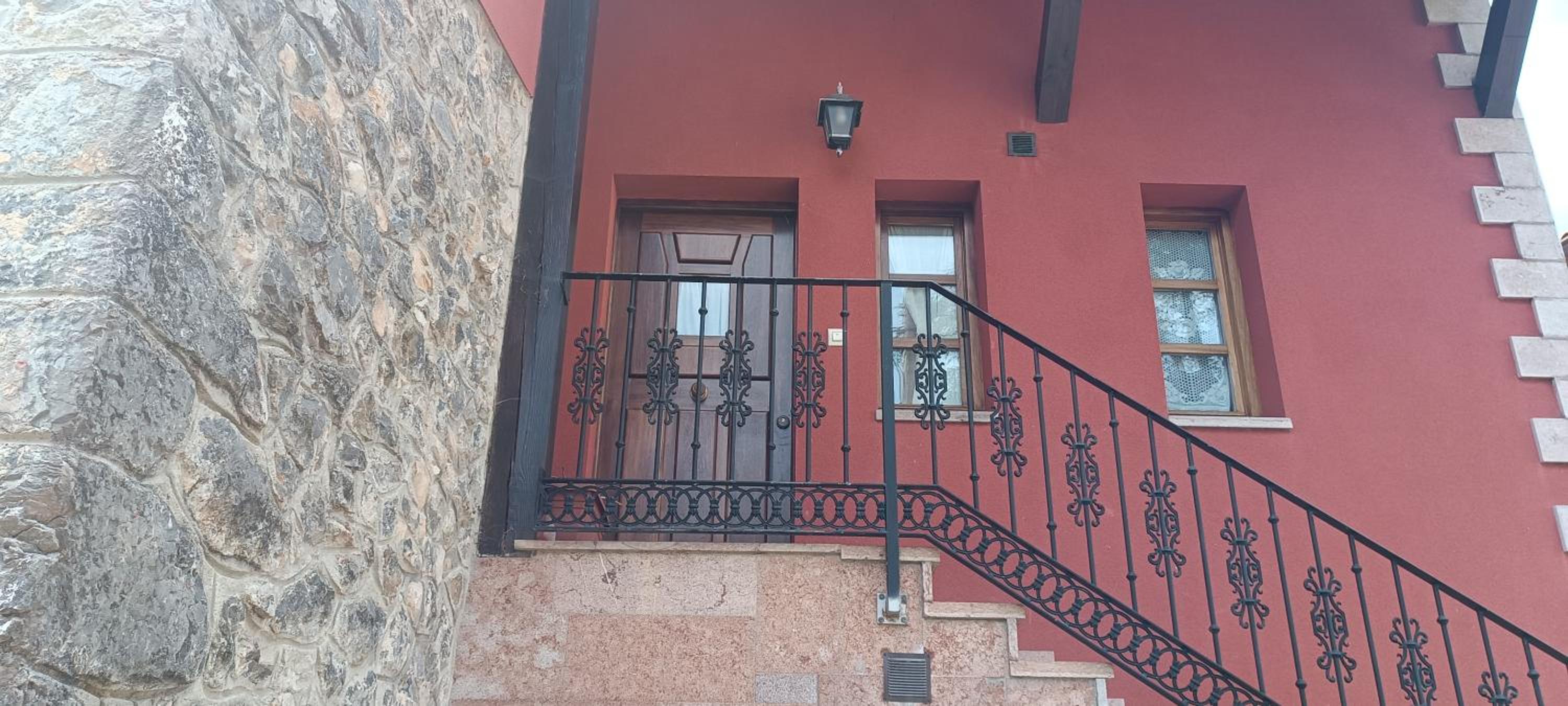 LA CASA ROJA view 3