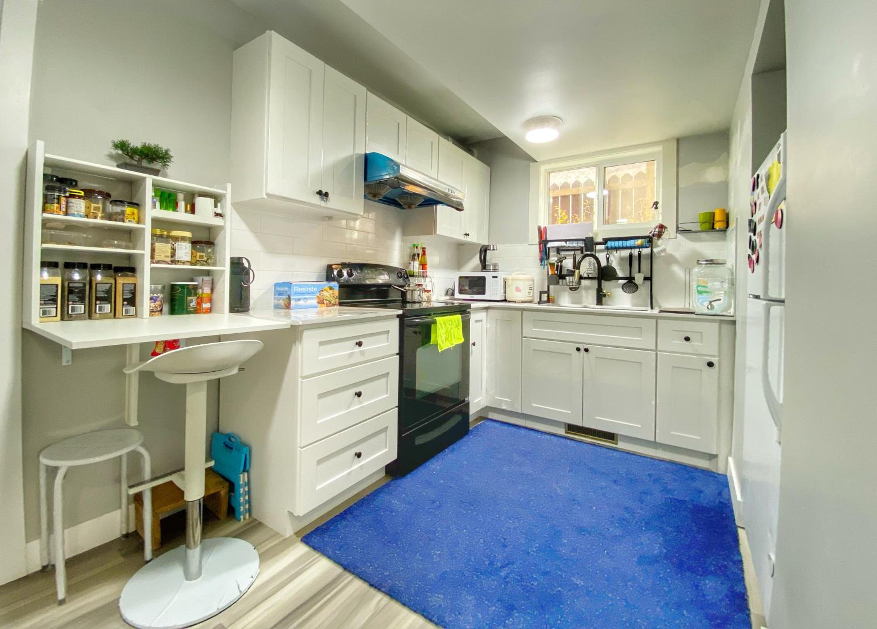 Private queen bdrm near downtown - share house, not entire place